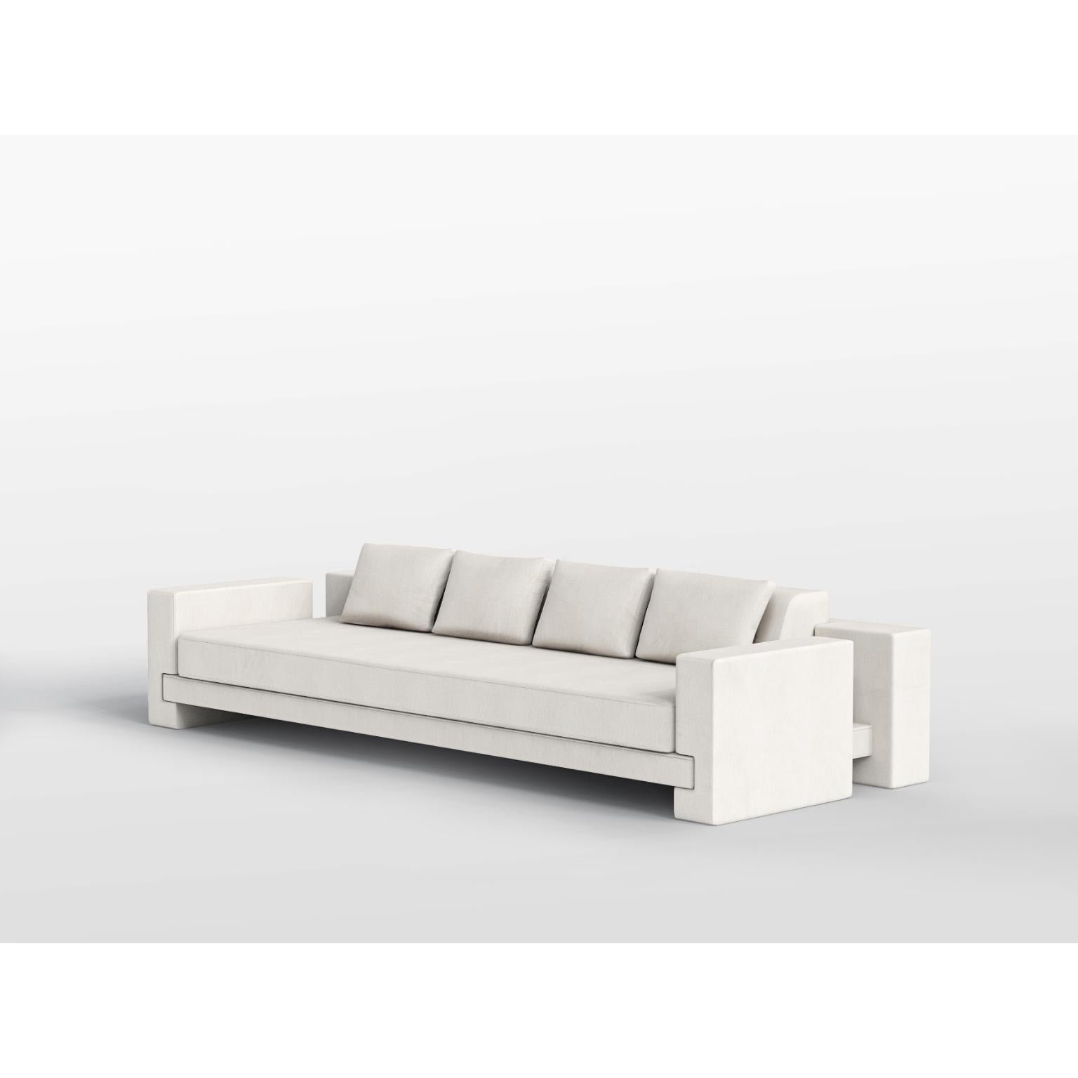 Divano imbottito Odysseus in tessuto di lino bianco di OZA Design
Dimensioni: D 112 x L 260 x H 67 cm. SH: 38 cm.
Materiali: Lino. 

Disponibile in diverse opzioni di materiali e finiture. Disponibile in due diverse dimensioni. I prezzi possono