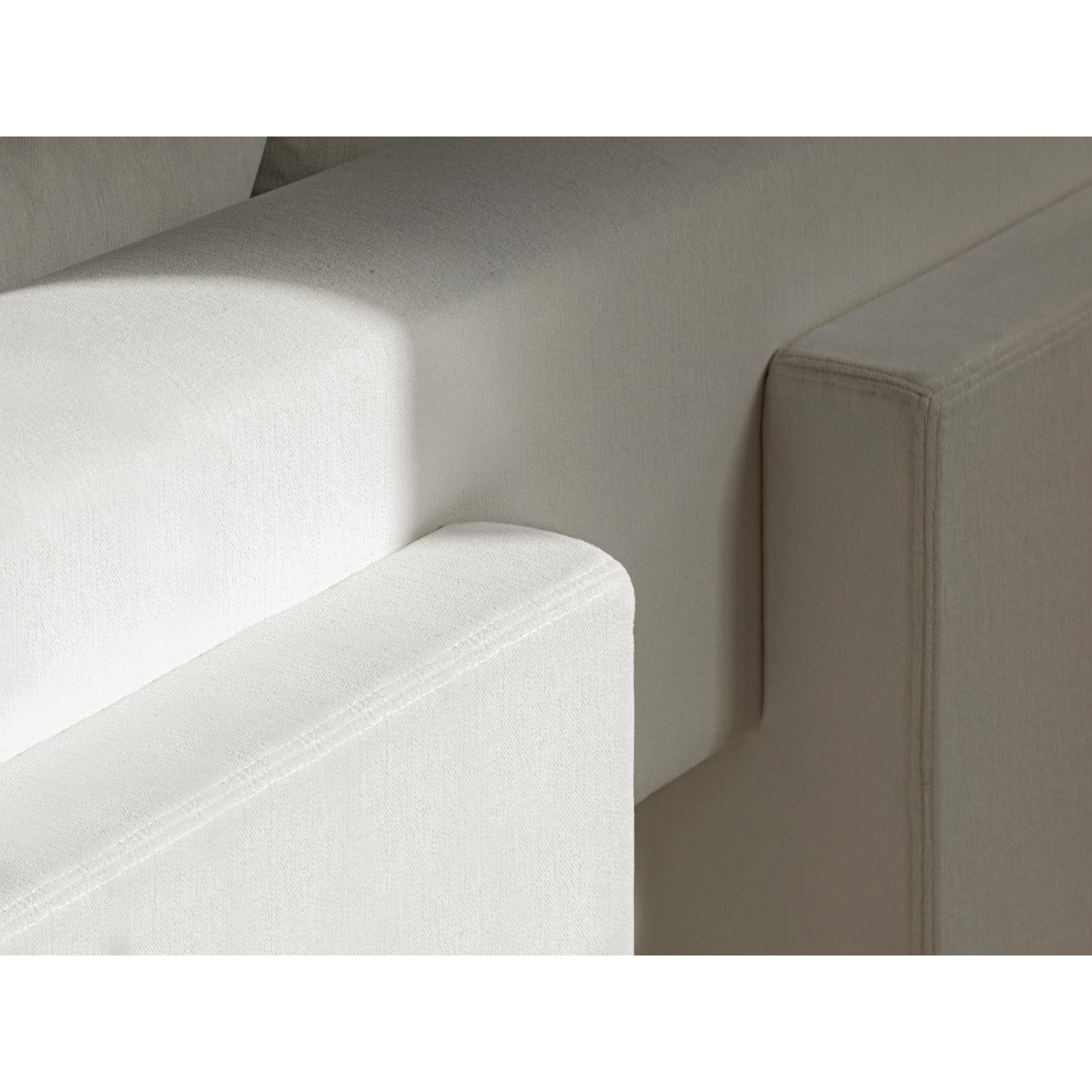 Postmoderno Divano imbottito Odysseus in tessuto di lino bianco di OZA Design in vendita