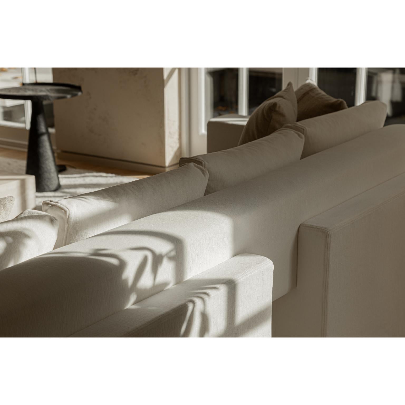 XXI secolo e contemporaneo Divano imbottito Odysseus in tessuto di lino bianco di OZA Design in vendita