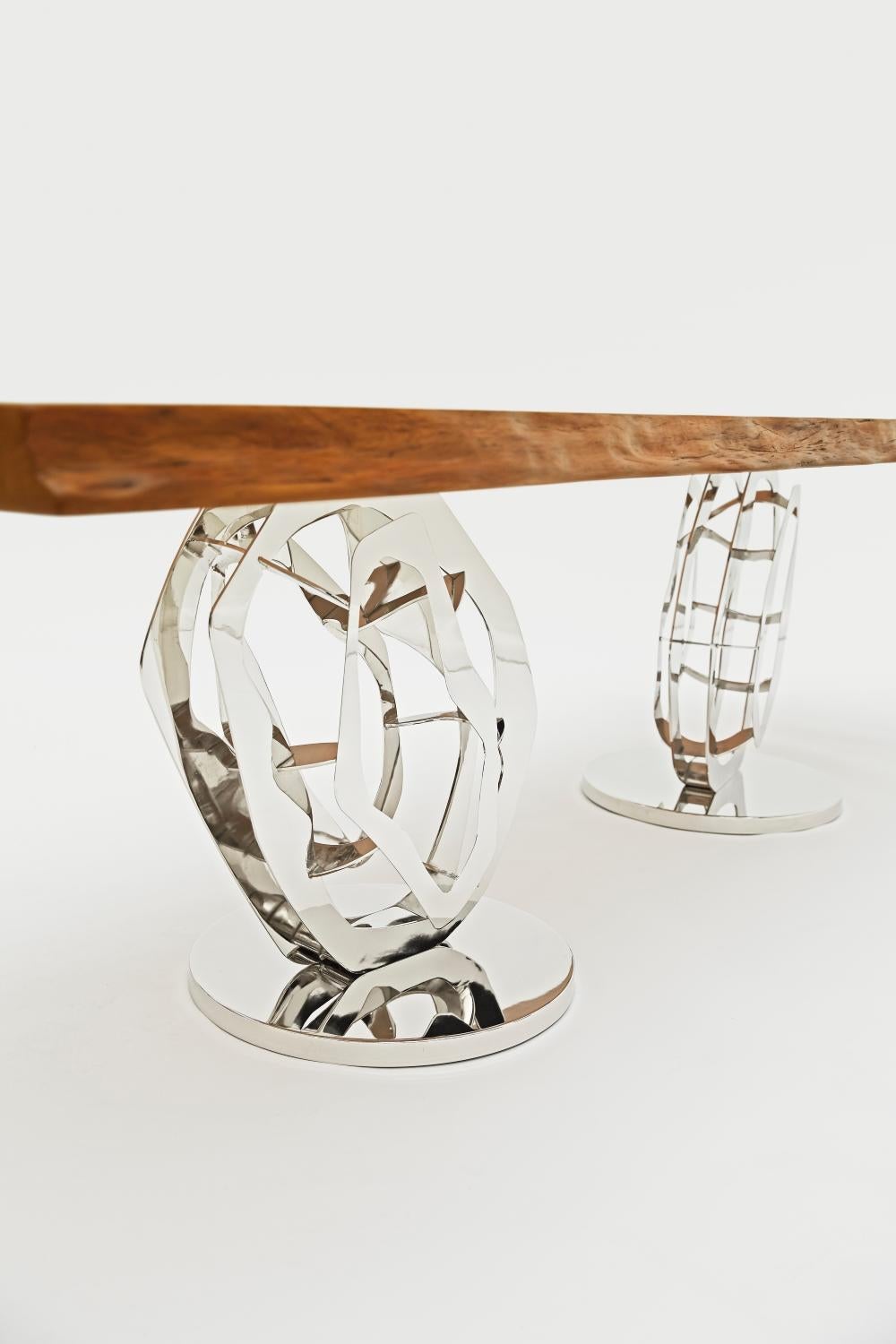 Nouvelle-Zélande Table Odyssey moderne en bois organique antique à bord vif, base en nickel poli en vente