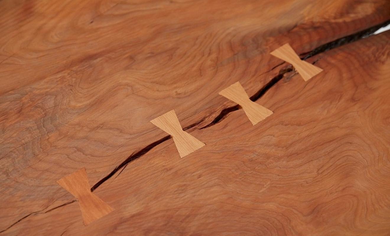 Fait main Table Odyssey moderne en bois organique antique à bord vif, base en nickel poli en vente