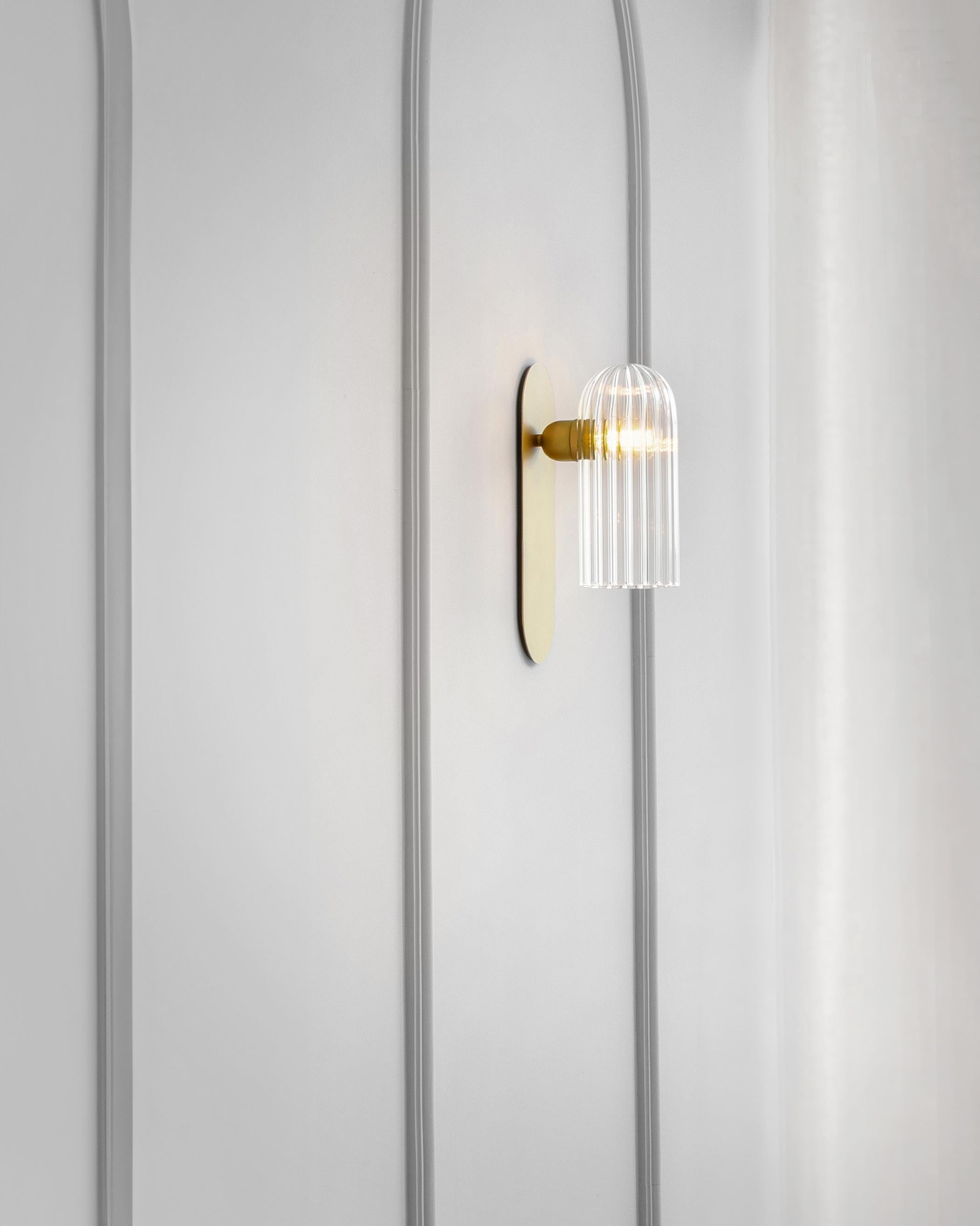 Applique murale Odyssey Paris par Schwung.
Dimensions : L 10,5 x P 14,4 x H 30,5 cm : L 10,5 x P 14,4 x H 30,5 cm.
MATERIAL : Laiton laqué, verre.

Disponible en noir gunmetal, nickel poli, laiton brûlé laqué.

Schwung est un mot allemand qui, au
