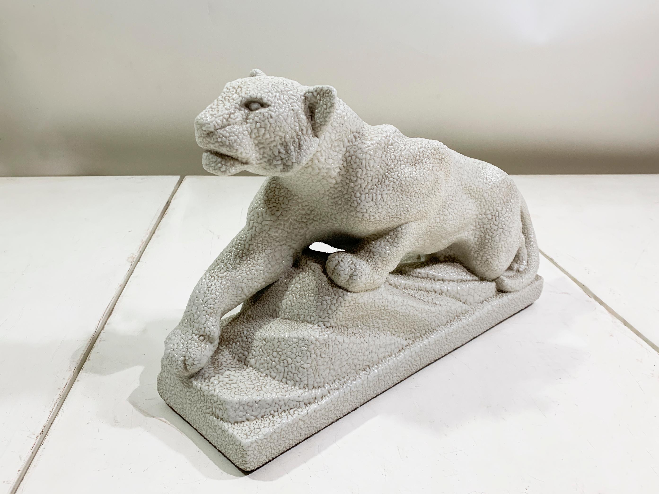 Diese authentische französische Panther-Skulptur im Art déco-Stil von ODYV wurde von den bekannten Künstlerinnen Odette Berlot und Yvonne Mussier geschaffen. Diese Künstler, die von 1927 bis 1940 in Vierzon, Frankreich, tätig waren, sind für ihre
