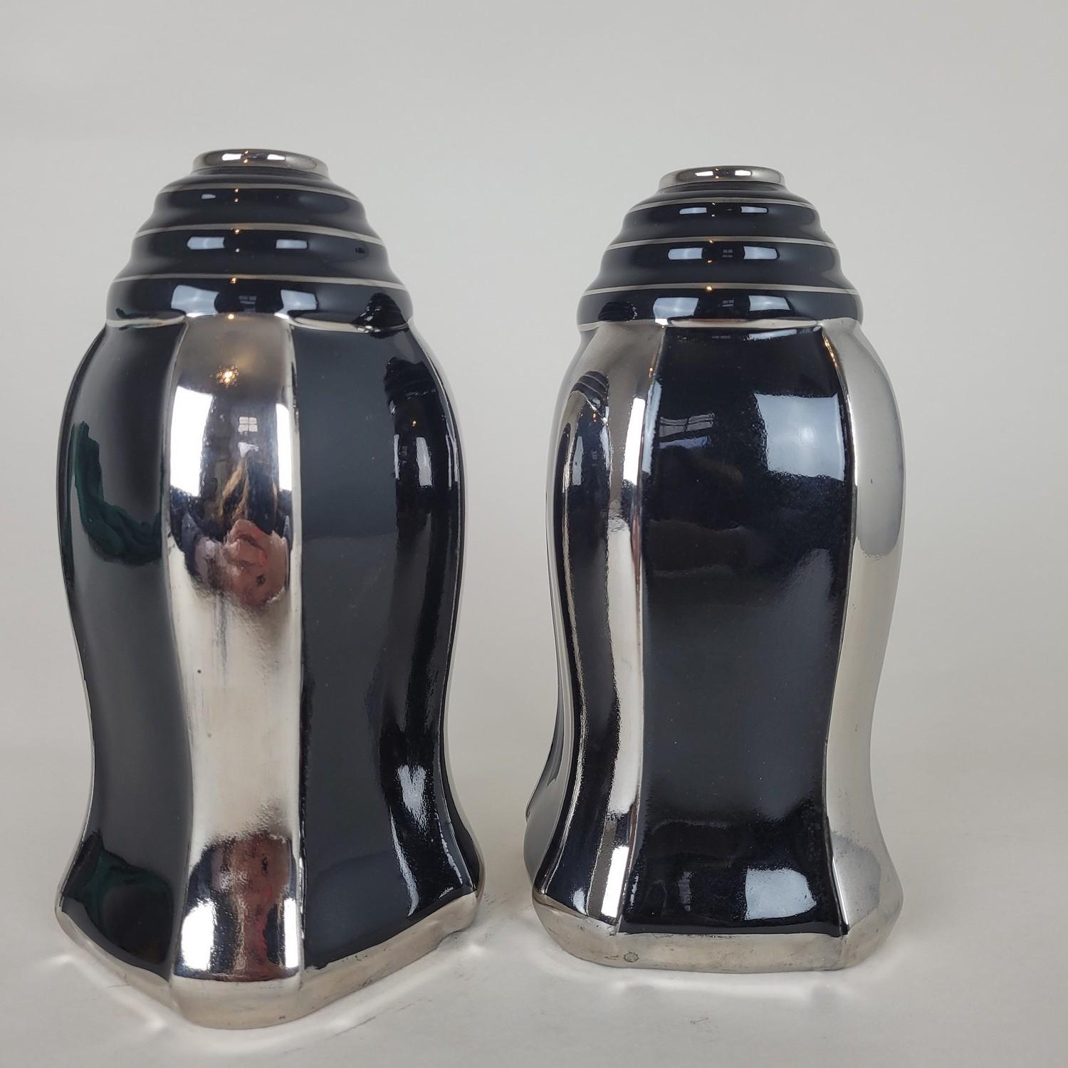 Paar schwarz glasierte Keramikvasen mit Silberdekor, Art déco

Diese 2 Vasen tragen unten die Marke ODYV mit der Nummer 492

Die Marke ODYV ist eine Sammlung von Art-Deco-Objekten, die zwischen 1929 und 1939 von der Fabrik Berlot-Mussier in Vierzon
