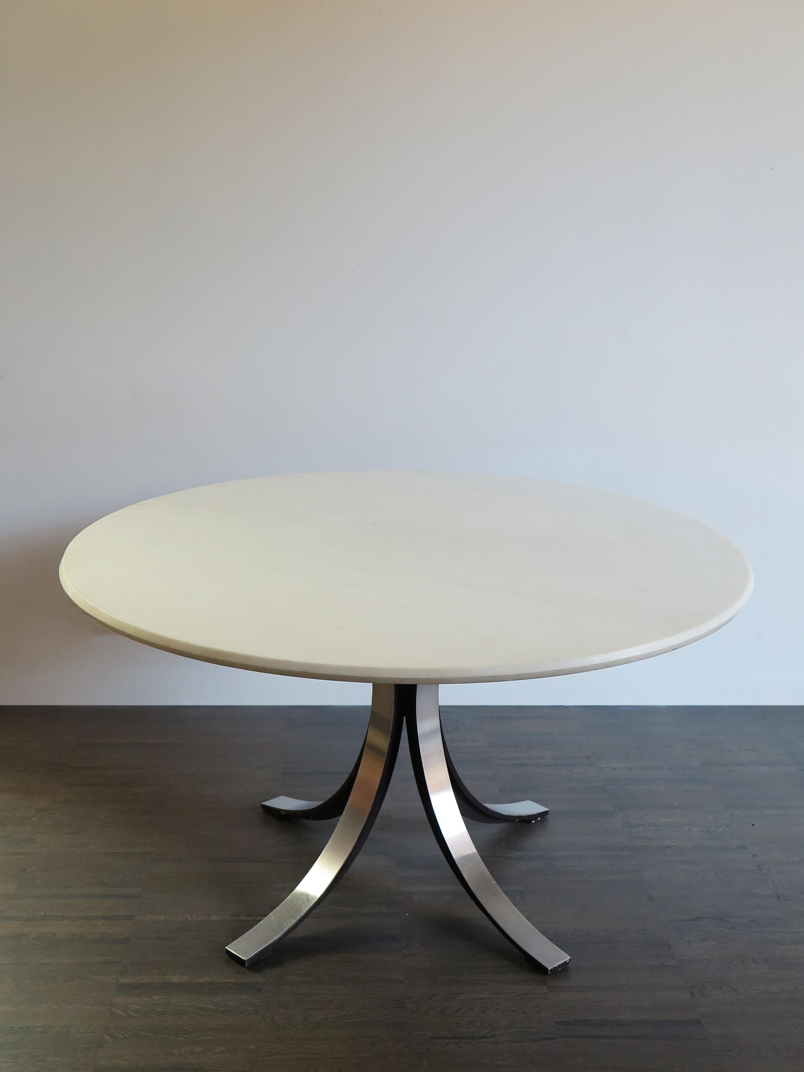 Italian rare and famous circle midcentury modern design dining table model T69 designed by Osvaldo Borsani and Eugenio Gerli for Tecno in 1963 with White Carrara marble-top and with the four famous metal saber feet. Manufacturing