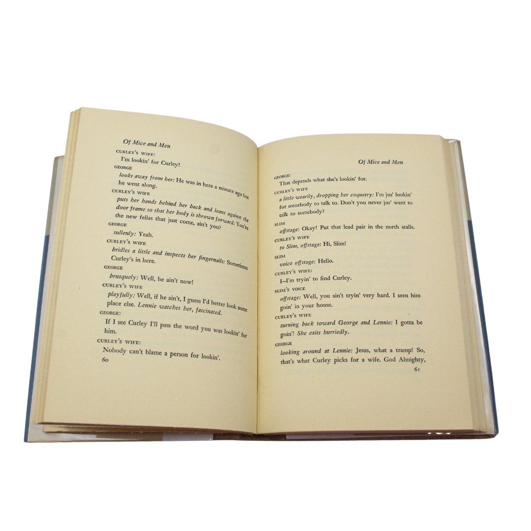 Américain Of Mice and Men : A Play in Three Acts de John Steinbeck, première édition, dans DJ en vente