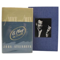 De ratones y hombres: Una obra en tres actos de John Steinbeck, Primera edición, con DJ.