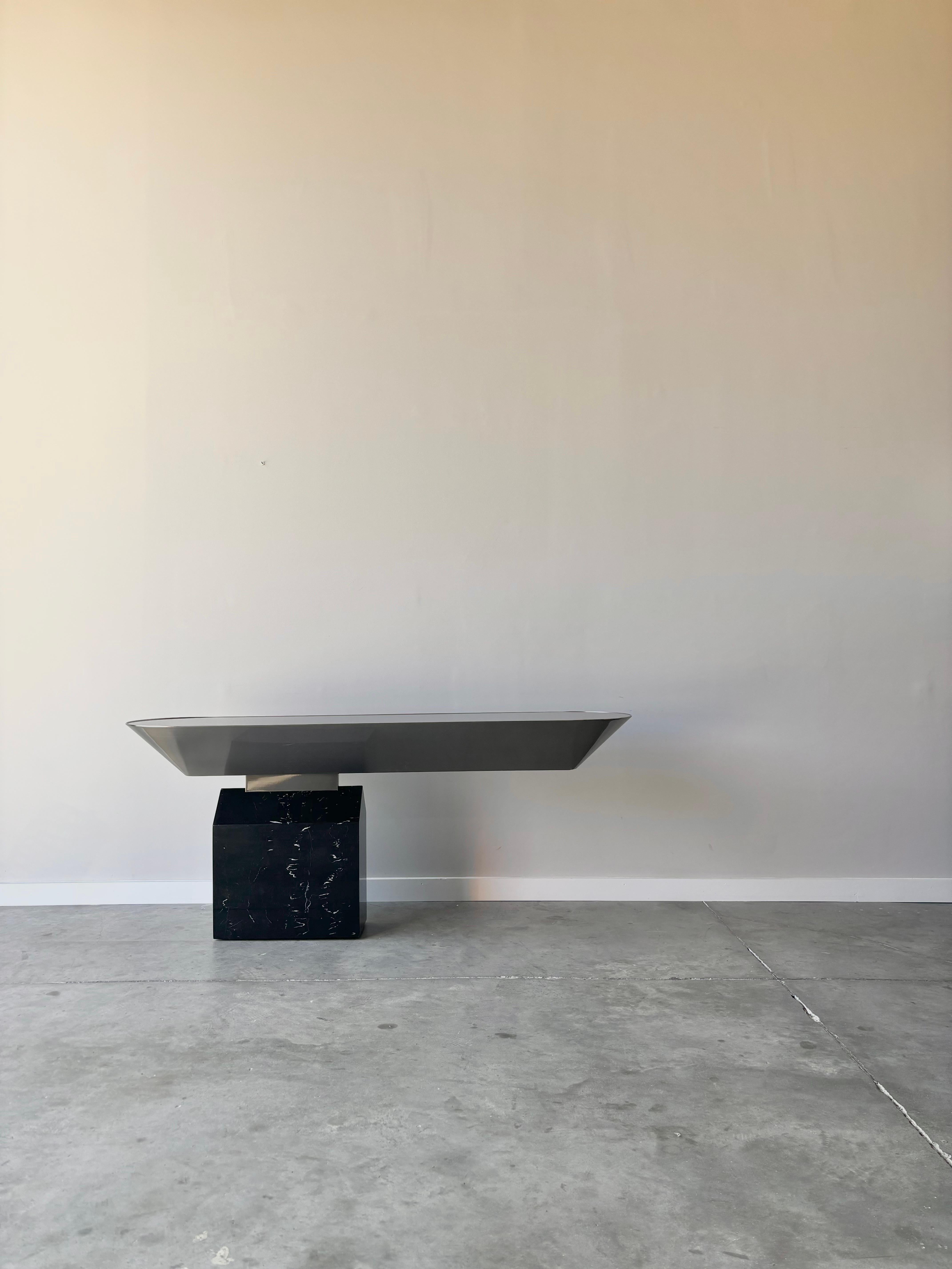 Le plateau en verre givré et fumé Illuminating est en porte-à-faux par rapport à la base en marbre massif.  Un design incroyable et une pièce d'apparat saisissante.   Conçu par J Wade Beam pour Brueton Furniture en 1985.  

En très bon état vintage,