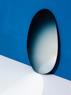 Specchio contemporaneo con corpo nero e specchio tondo Hue #2, di Sabine Marcelis