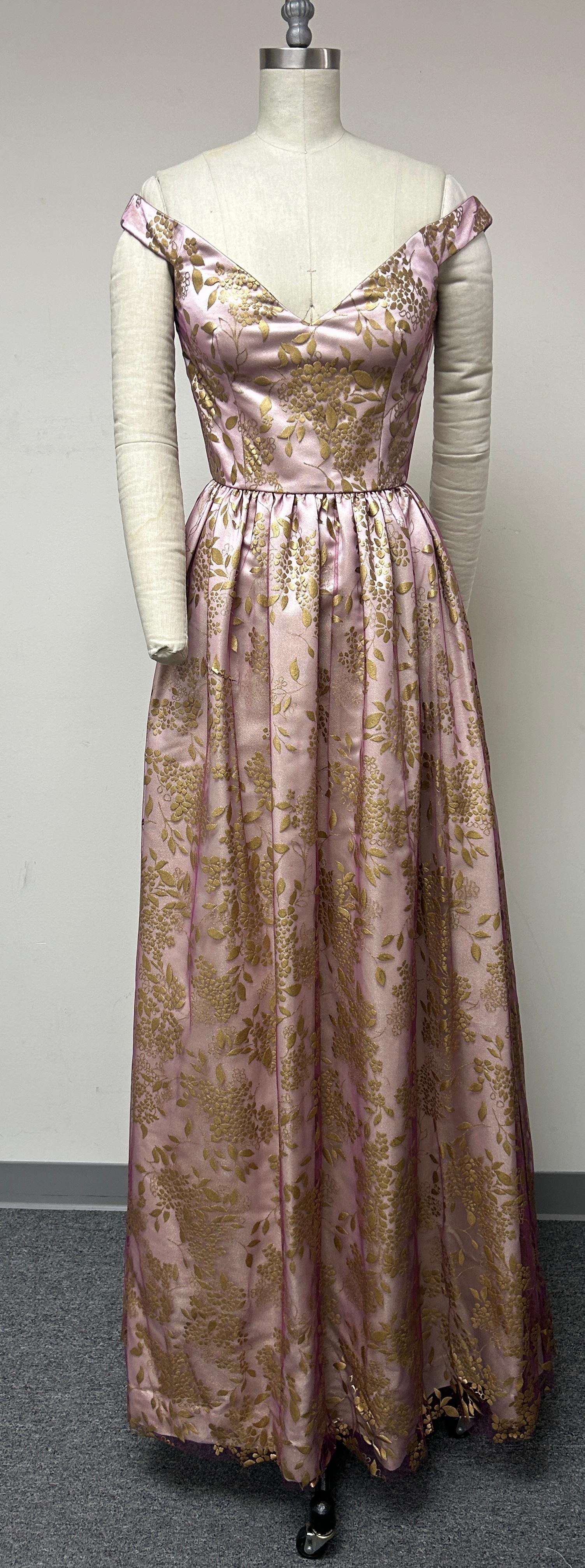  El tul rosa brillante estampado en oro sobre los hombros le da un aspecto mágico al vestido. ¡Perfecto para eventos de etiqueta, bodas, MOB/MOG, todas las festividades y las fiestas!  Sin temporada y exquisitamente confeccionada con corpiño