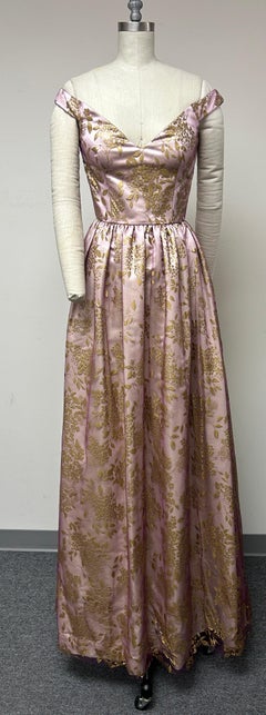 Tulle francese in rilievo color oro scintillante su  Abito off the shoulder