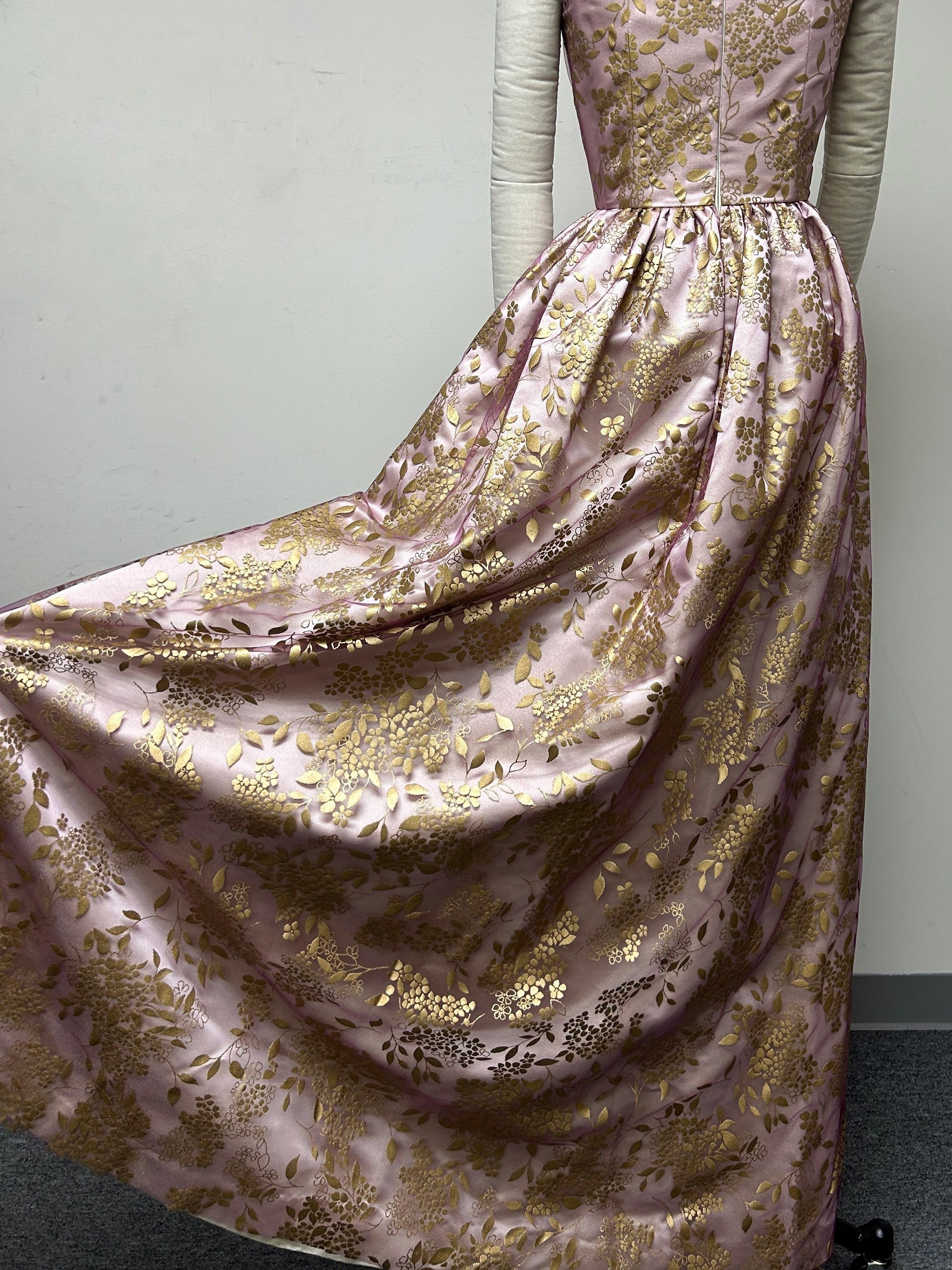 Brillos de tul dorado en relieve francés sobre  Vestido sin hombros Marrón en venta