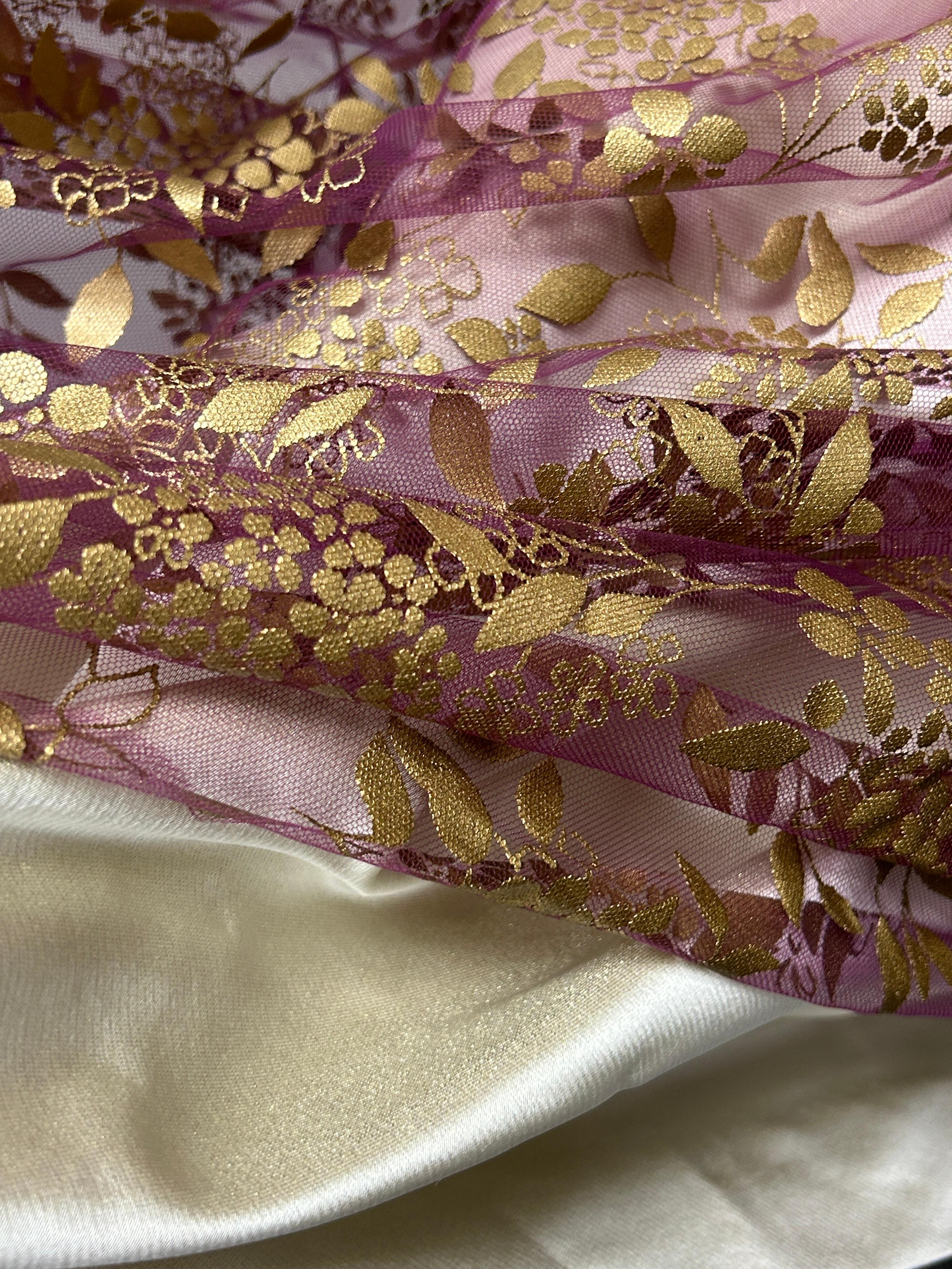 Brillos de tul dorado en relieve francés sobre  Vestido sin hombros en venta 1
