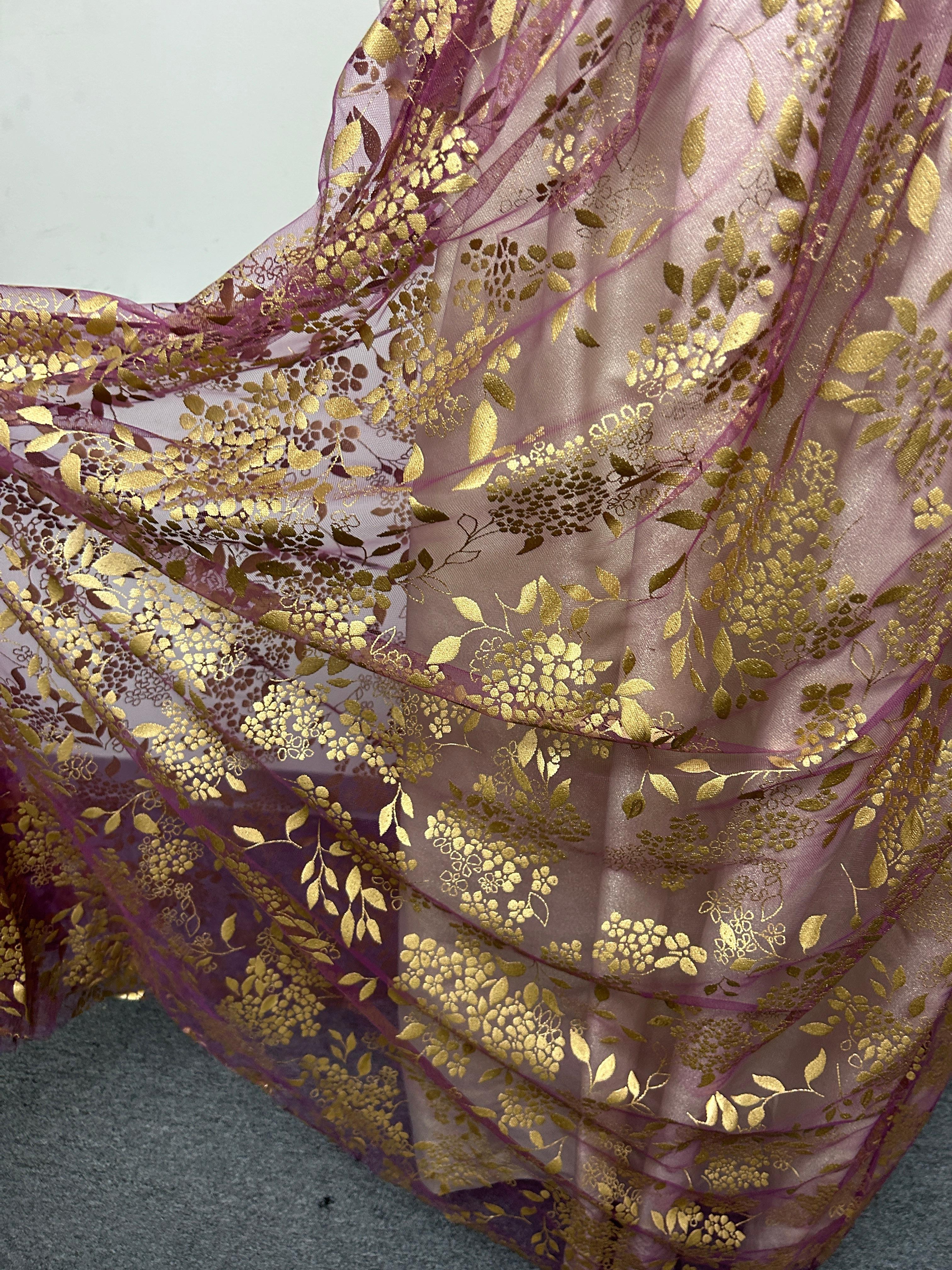 Brillos de tul dorado en relieve francés sobre  Vestido sin hombros en venta 2