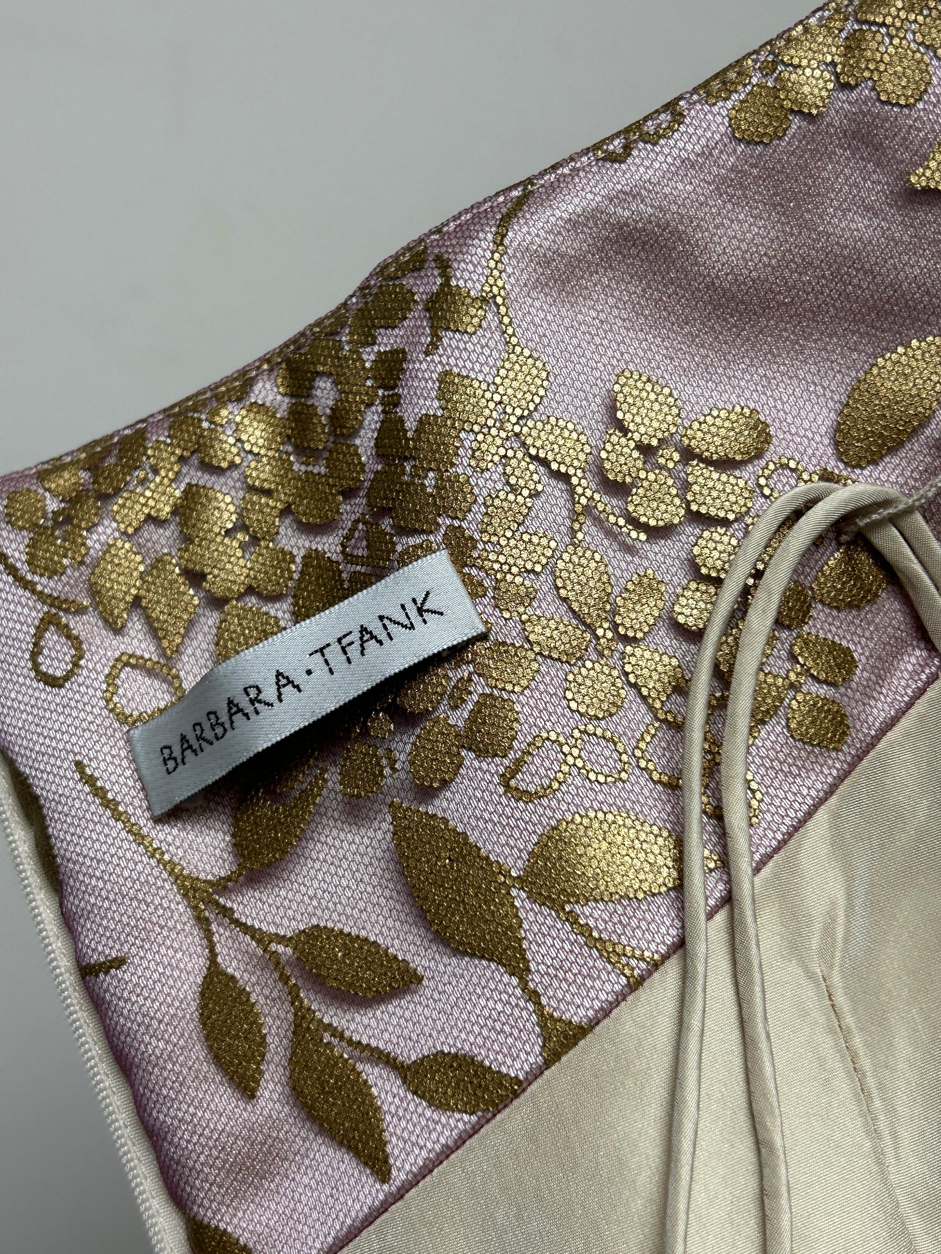 Brillos de tul dorado en relieve francés sobre  Vestido sin hombros en venta 3