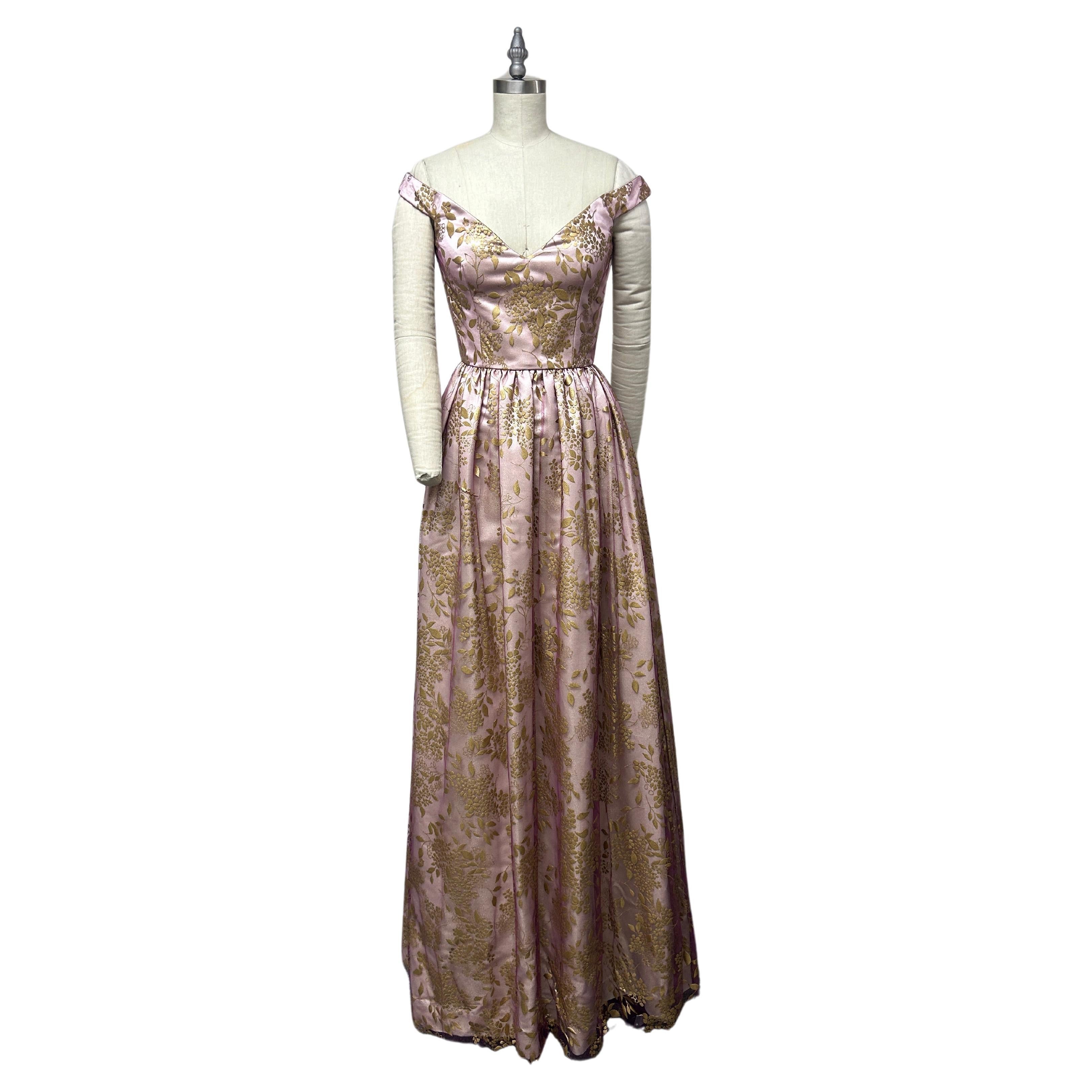 Brillos de tul dorado en relieve francés sobre  Vestido sin hombros en venta