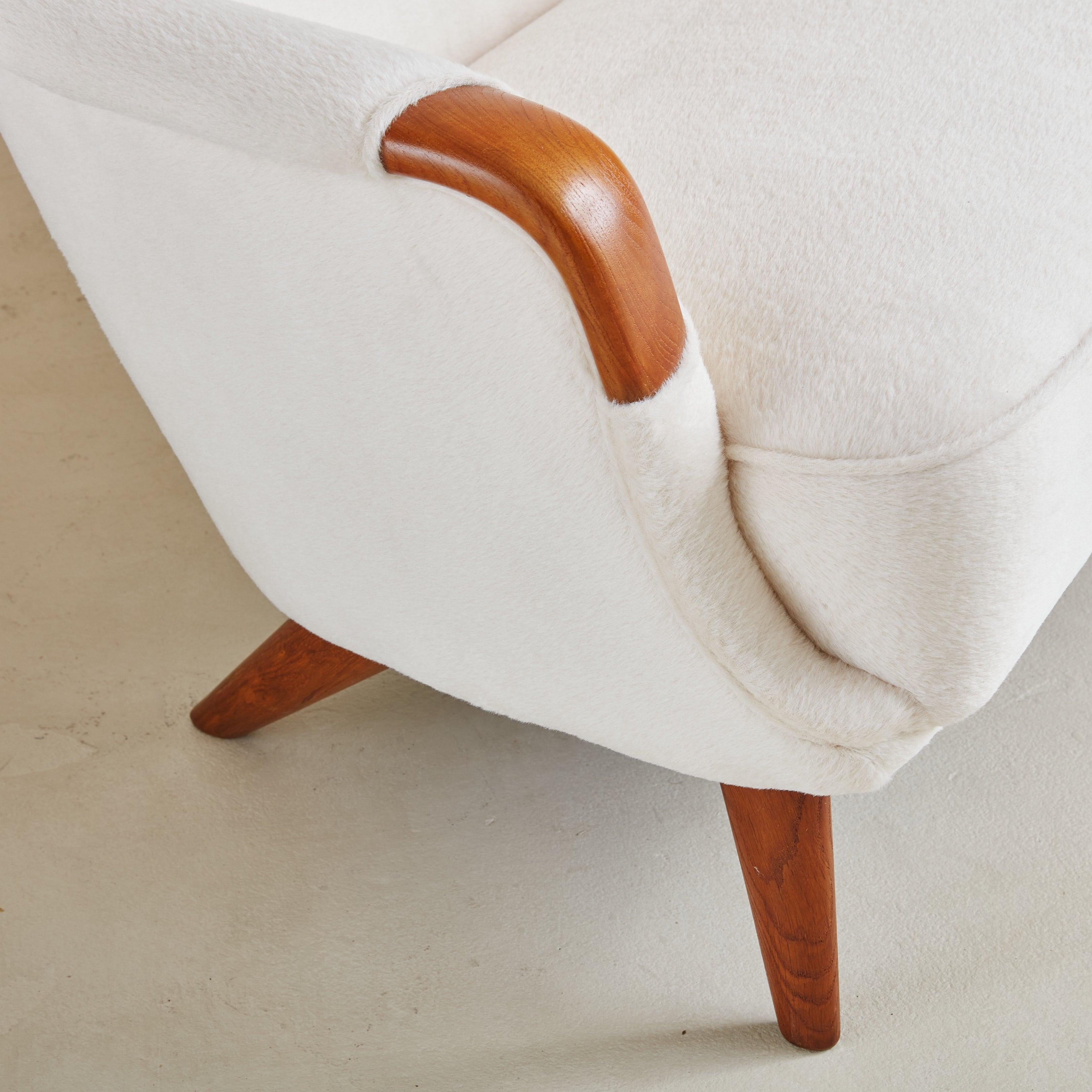 Sofá de alpaca blanco roto con detalles de madera, Dinamarca Años 60 en venta 3