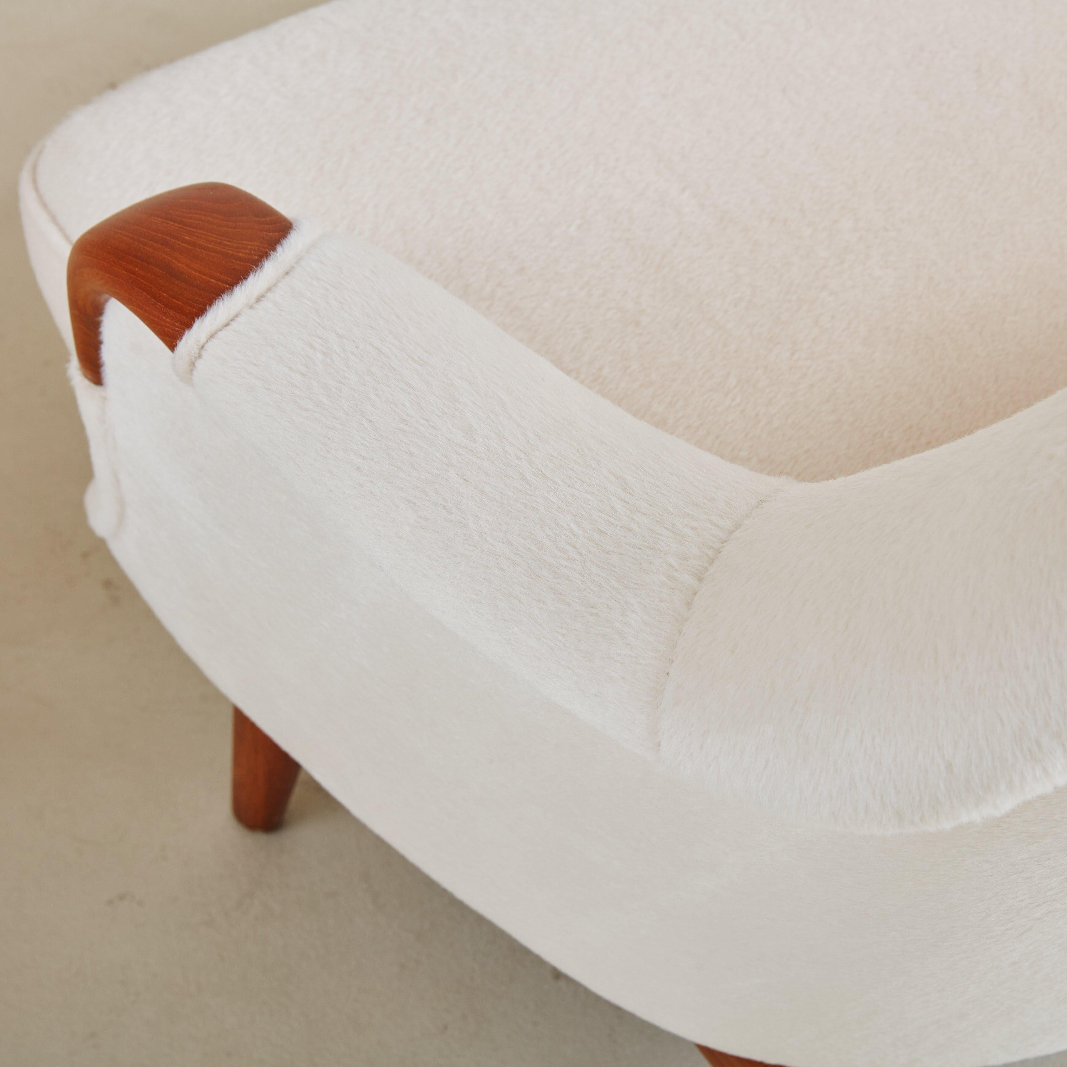Sofá de alpaca blanco roto con detalles de madera, Dinamarca Años 60 en venta 4