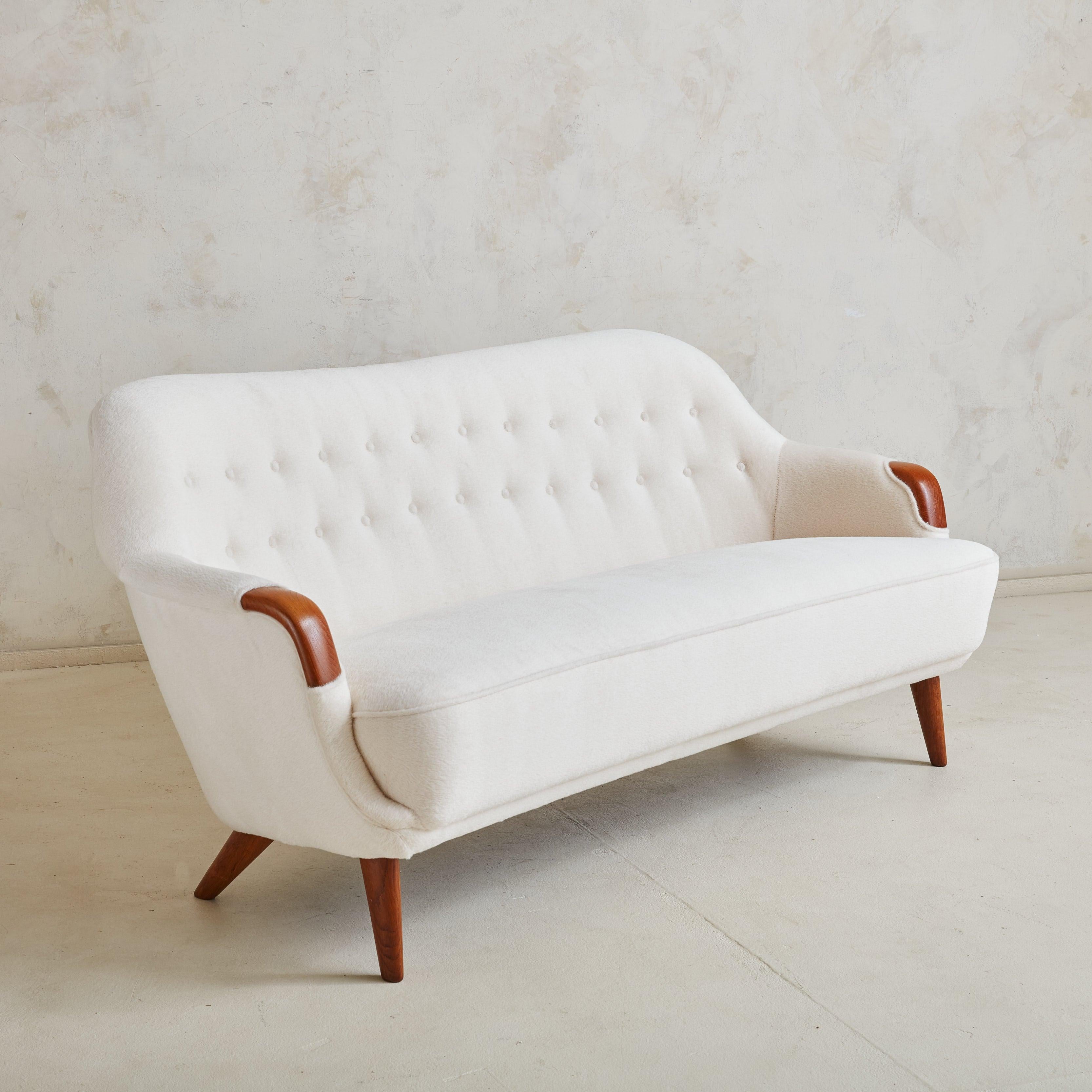 Sofá de alpaca blanco roto con detalles de madera, Dinamarca Años 60 Escandinavo moderno en venta
