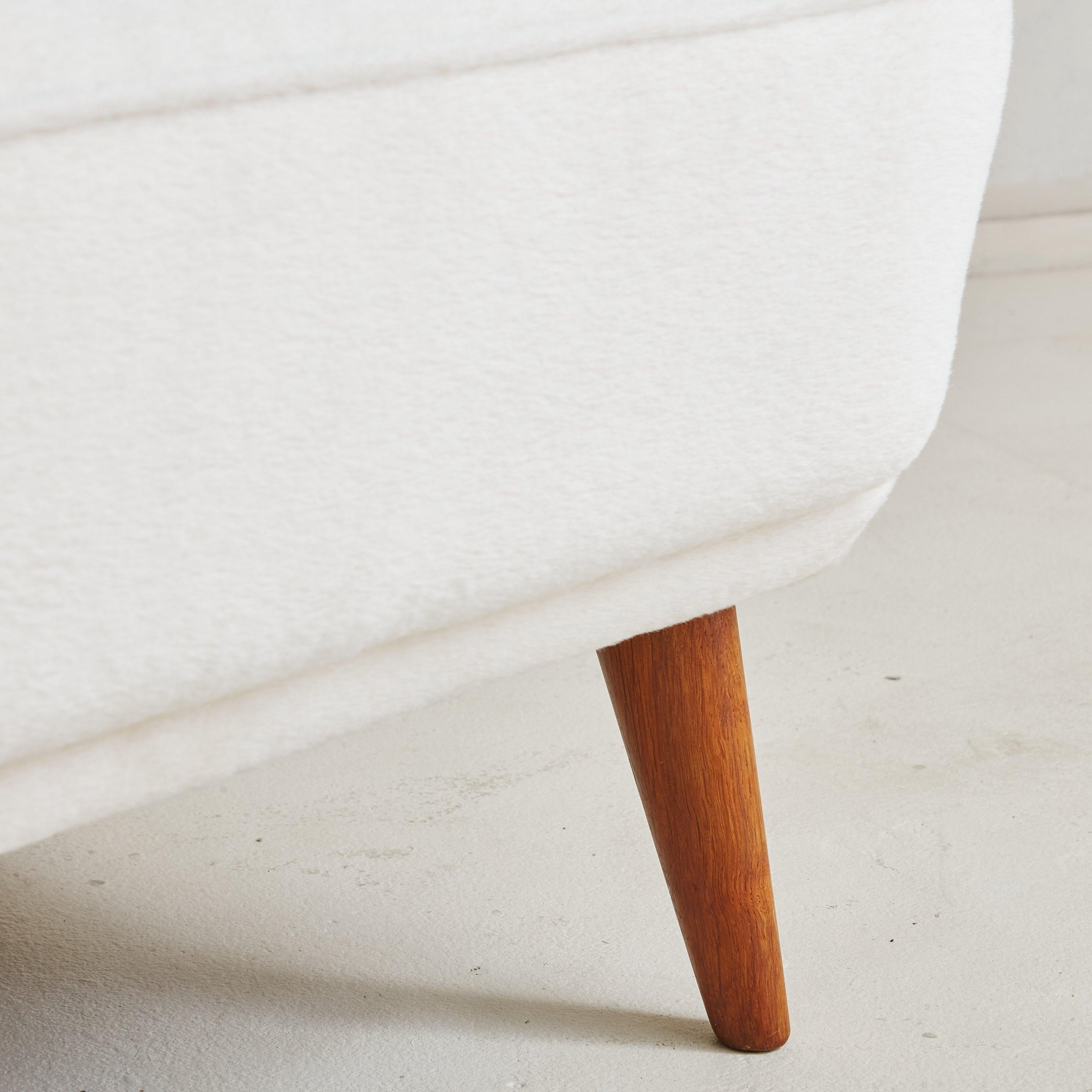 Sofá de alpaca blanco roto con detalles de madera, Dinamarca Años 60 en Excelente estado para la venta en Chicago, IL