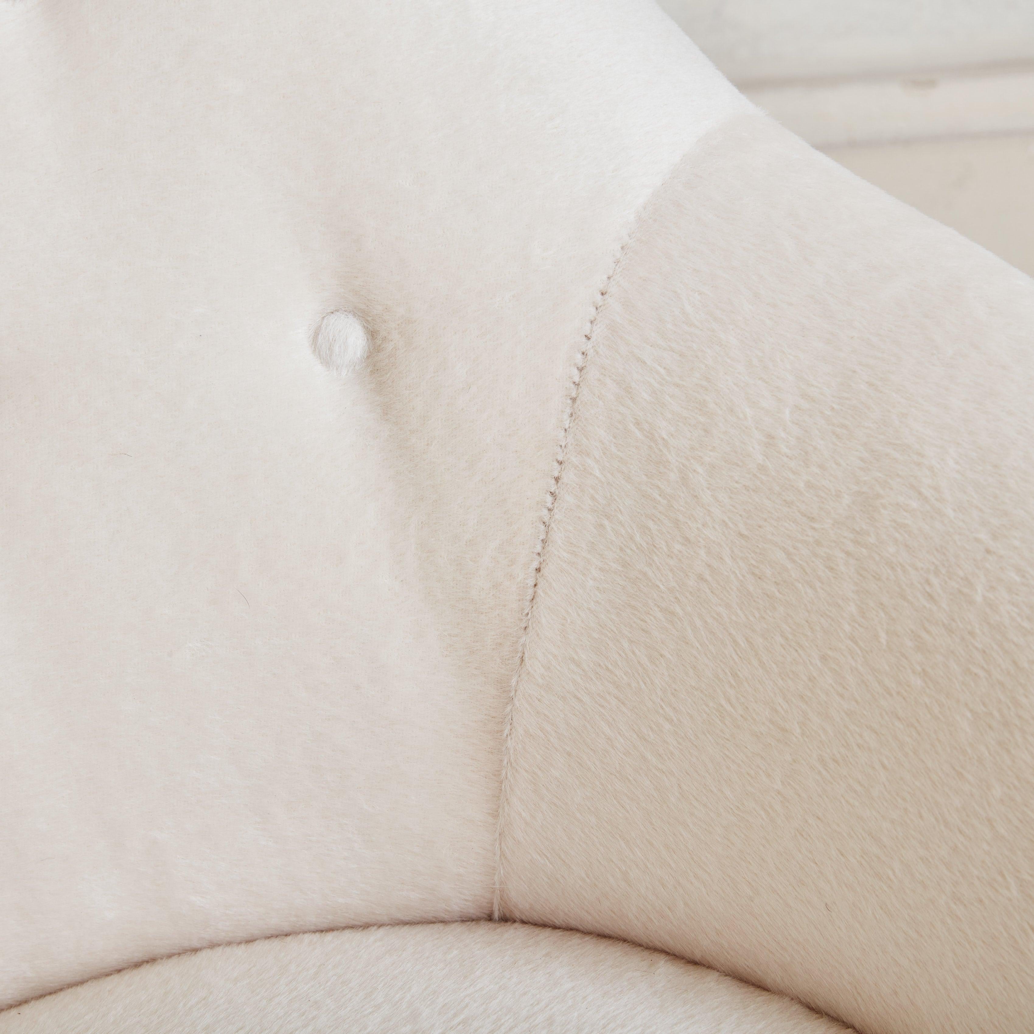 Sofá de alpaca blanco roto con detalles de madera, Dinamarca Años 60 Alpaca en venta
