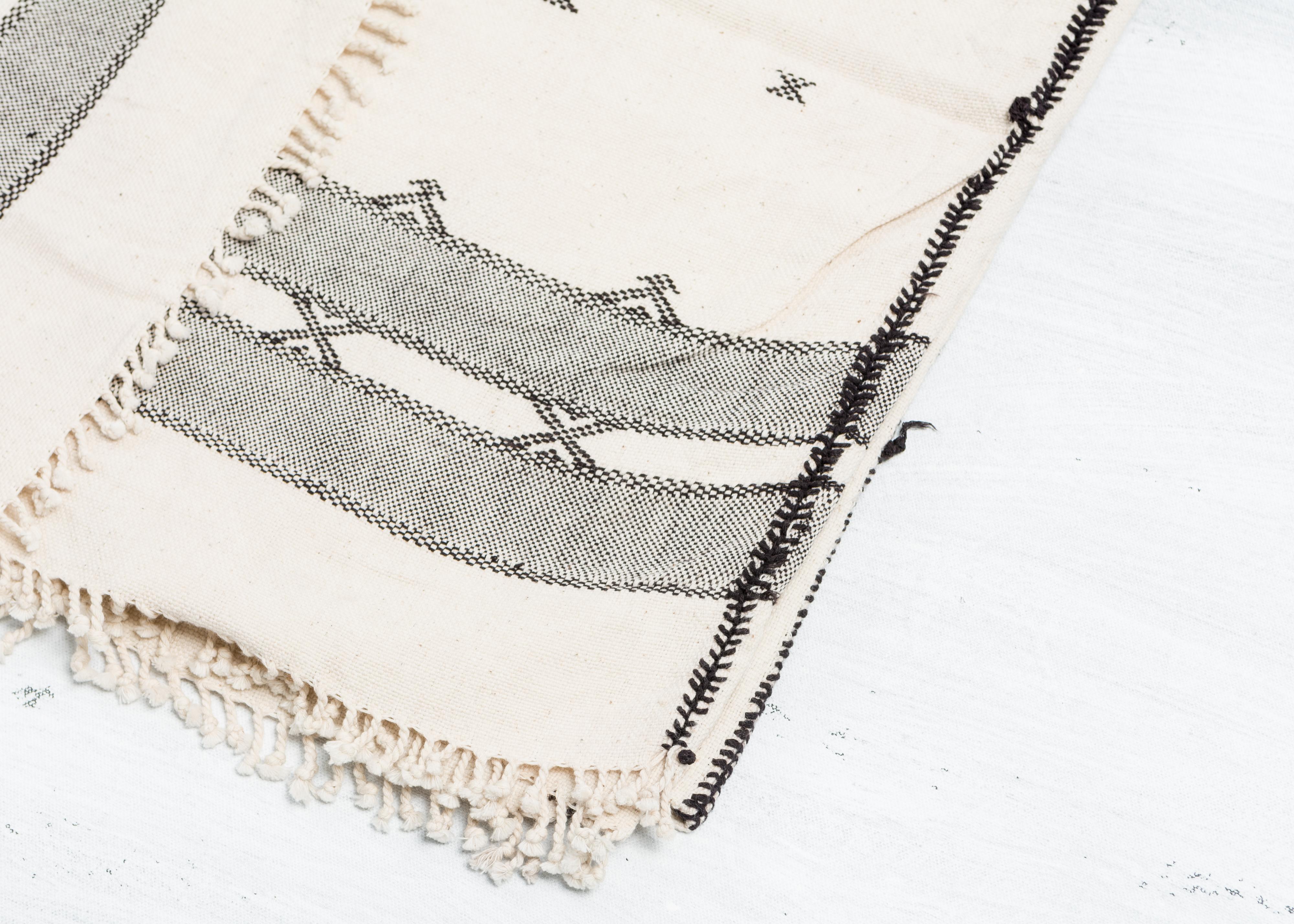 Whiting Amro - Lenzuolo artigianale in cotone organico con motivi minimali neri in vendita 10