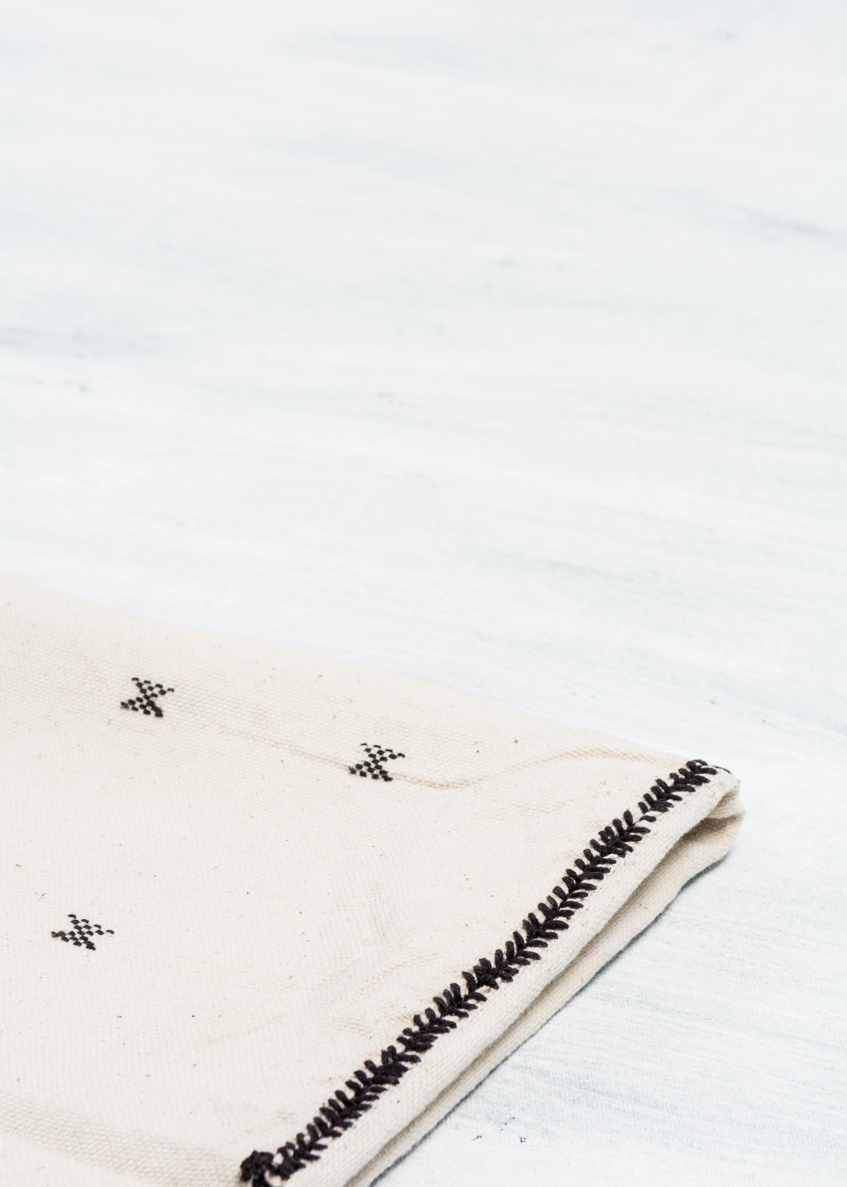 Whiting Amro - Lenzuolo artigianale in cotone organico con motivi minimali neri in vendita 11