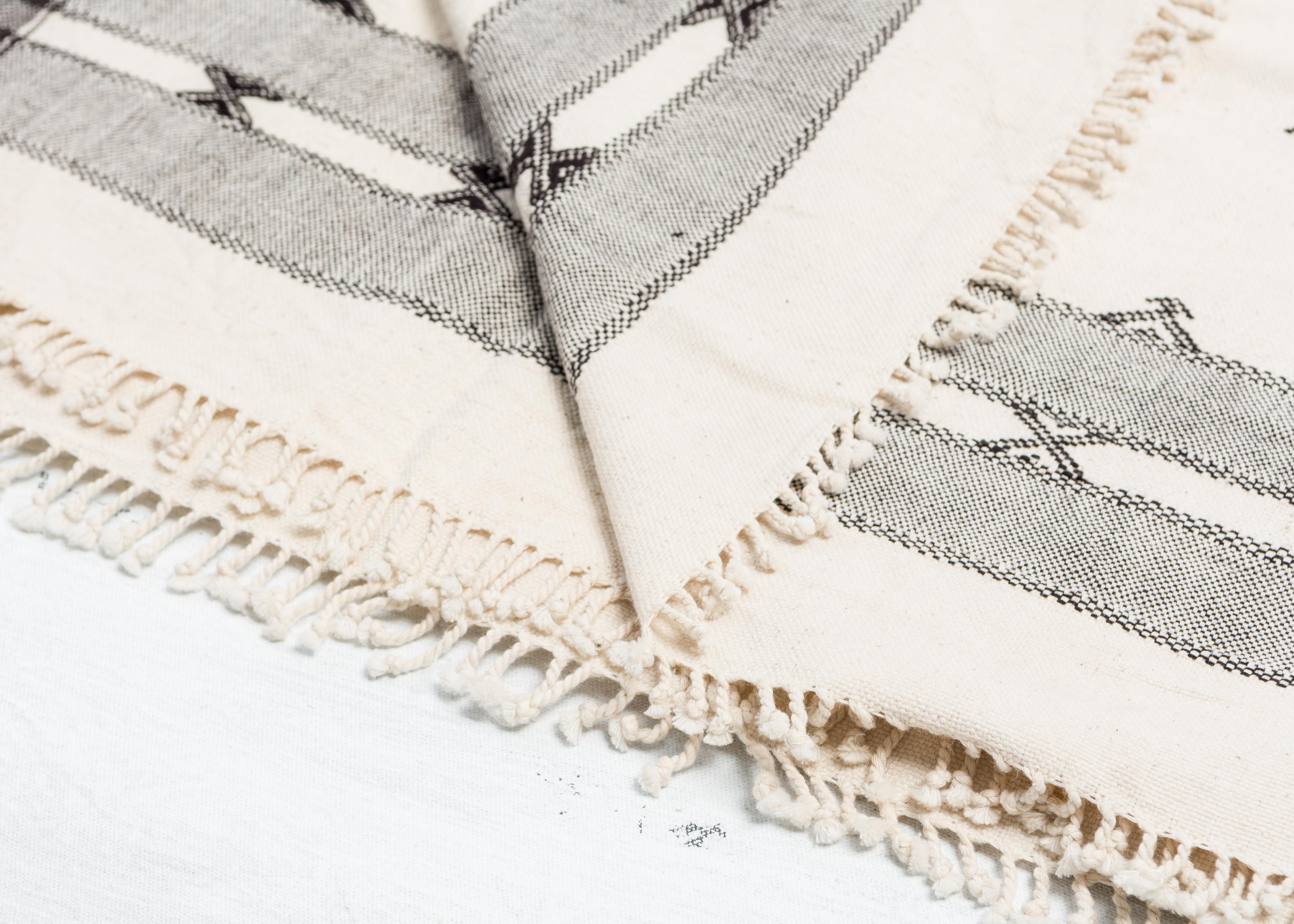 Whiting Amro - Lenzuolo artigianale in cotone organico con motivi minimali neri in vendita 12