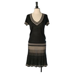 Minivestido de punto en color blanco roto y negro de McQ Alexander McQueen