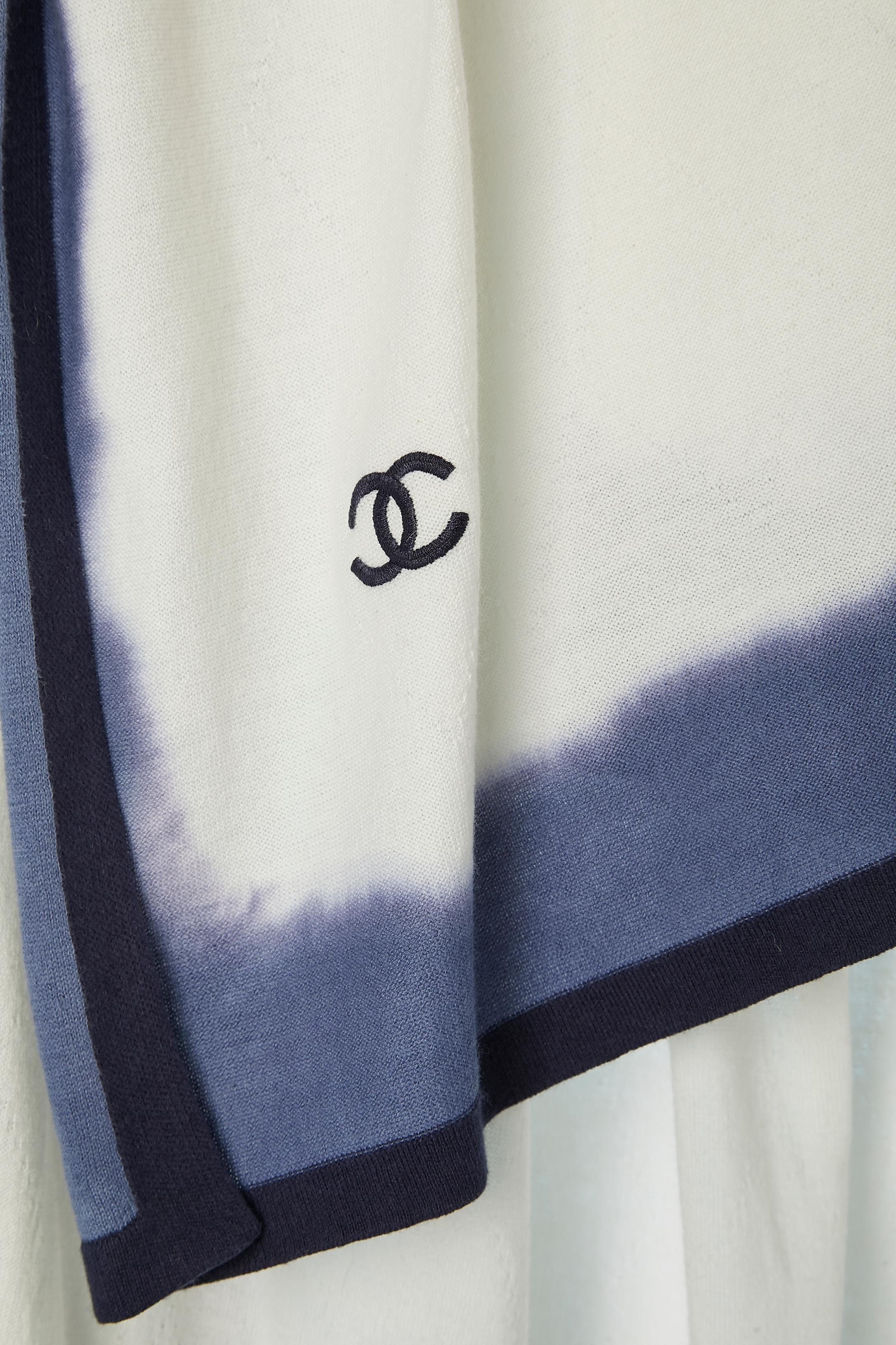 Écharpe en cachemire et laine tie- dye blanc cassé et bleu Chanel  Excellent état - En vente à Saint-Ouen-Sur-Seine, FR