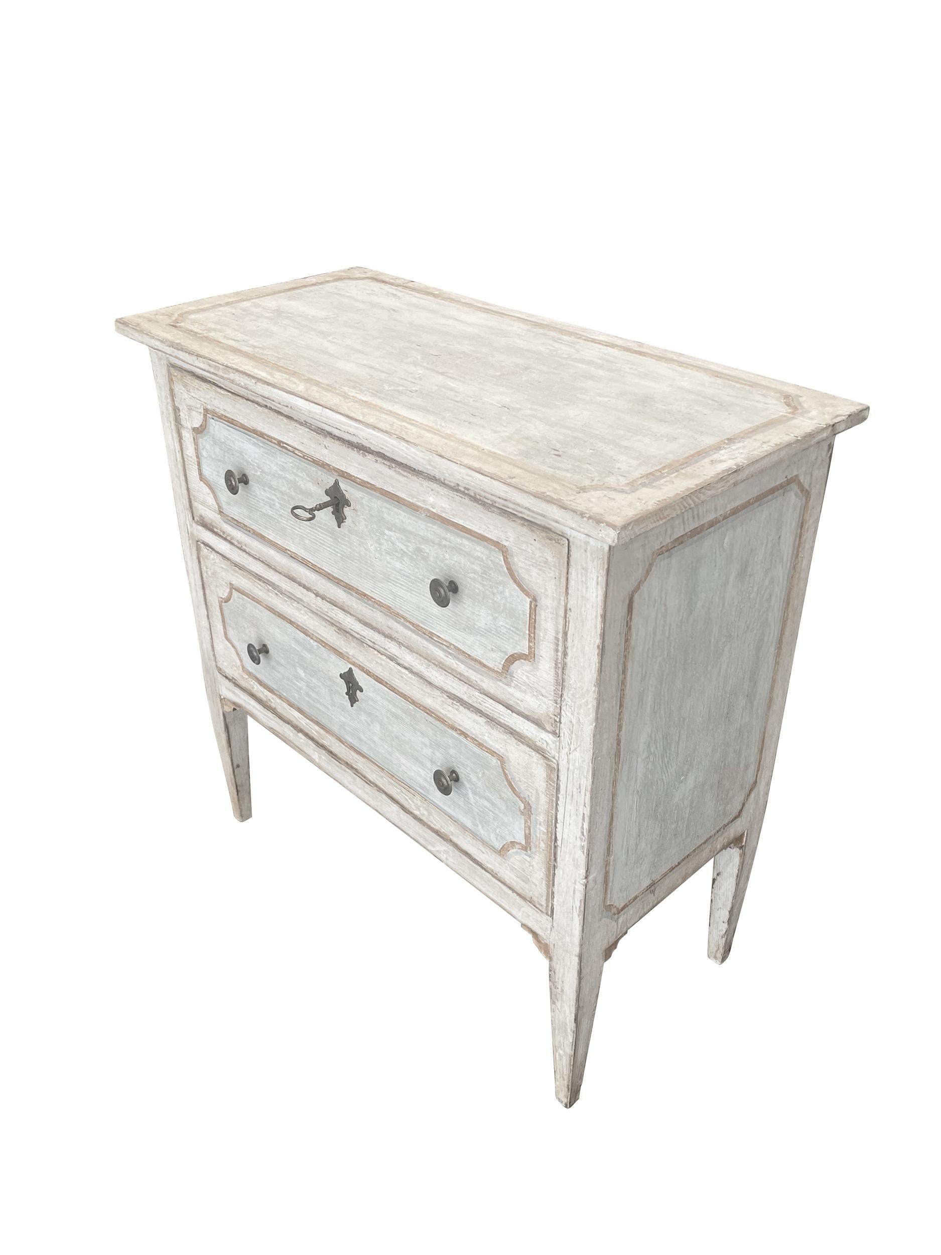 Paire de commodes peintes décoratives italiennes des années 1920.
Frotté à la main en blanc et bleu pâle.
ARRIVÉE EN DÉCEMBRE