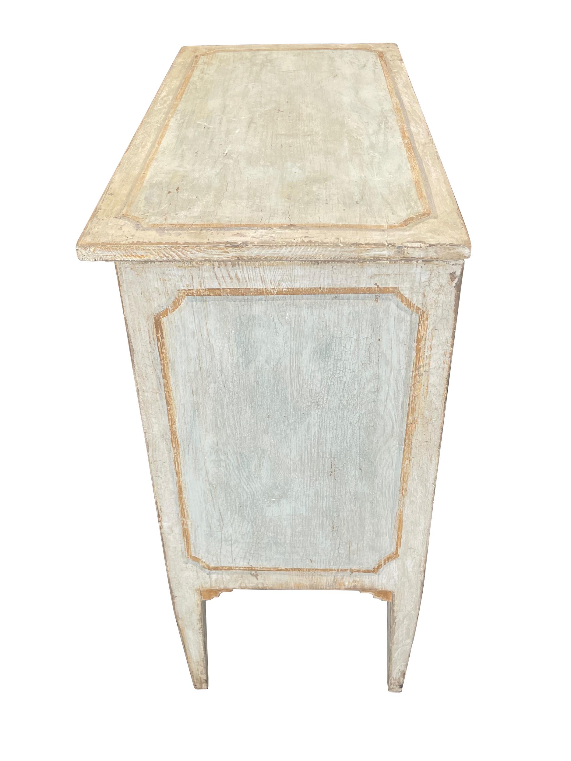 Commodes italiennes peintes en blanc cassé et bleu pâle, années 1920 Bon état - En vente à New York, NY