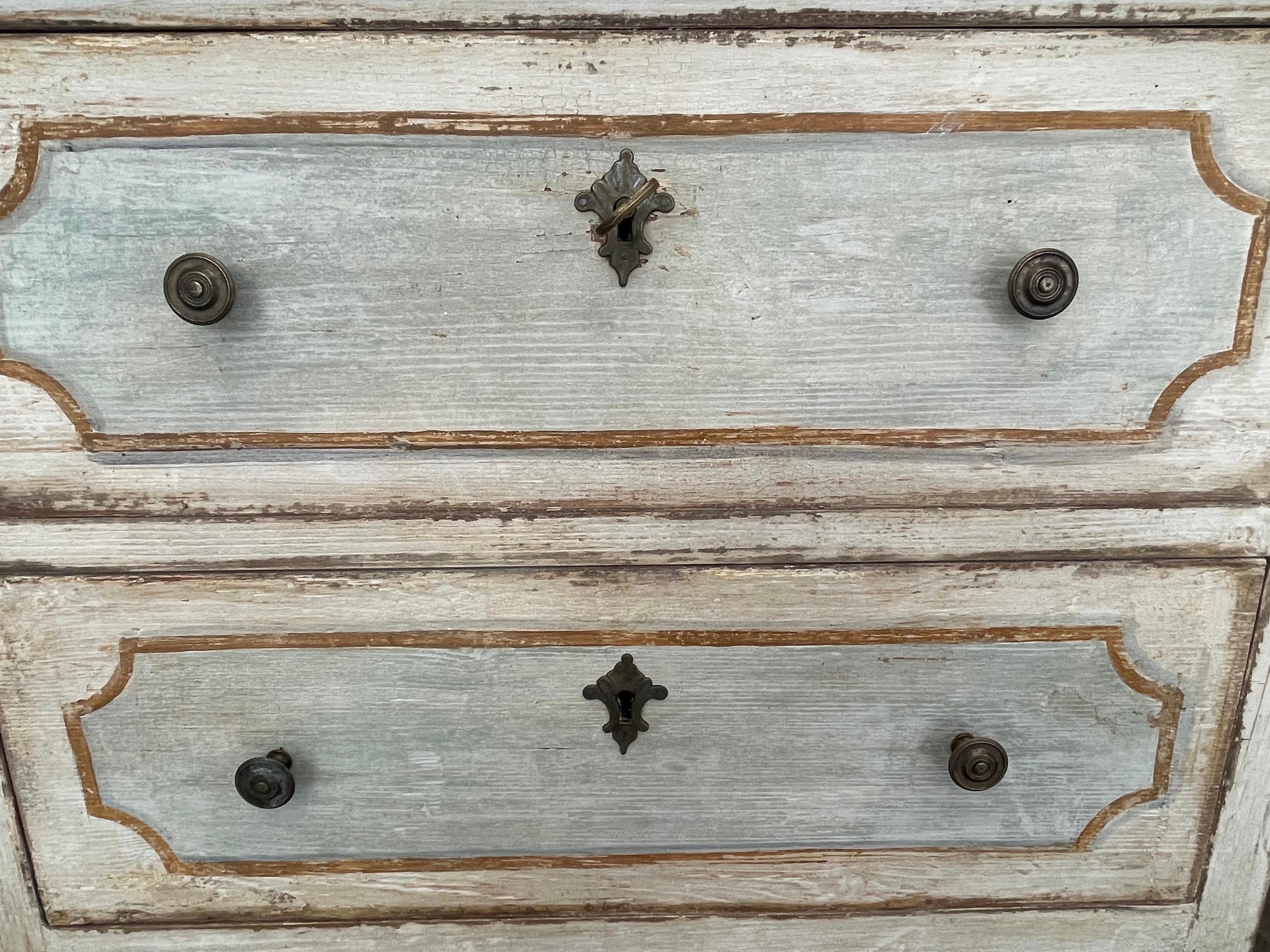Début du 20ème siècle Commodes italiennes peintes en blanc cassé et bleu pâle, années 1920 en vente