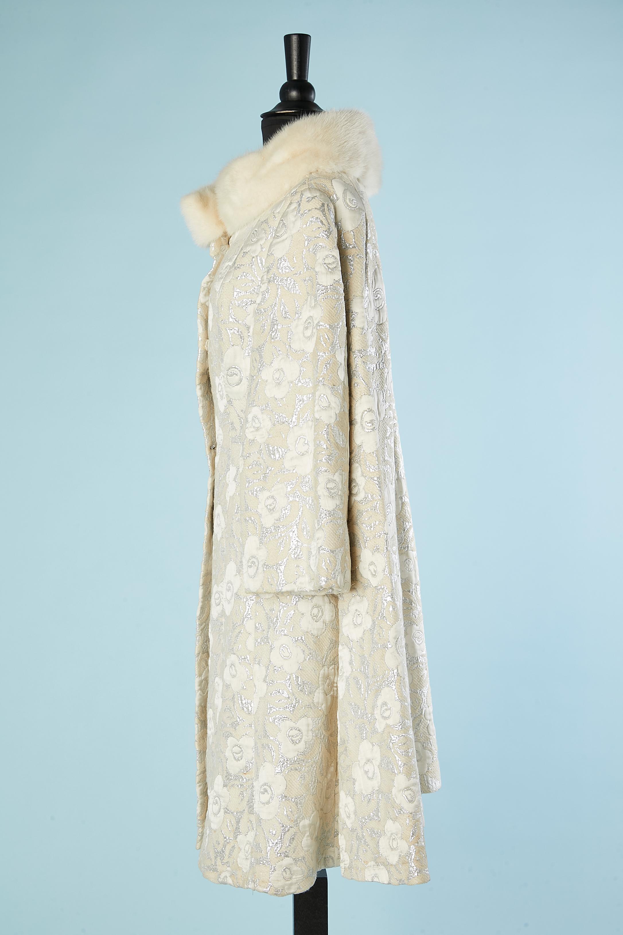 Donna Cappotto monopetto in damasco bianco sporco e argento con collo in visone STAR Paris in vendita