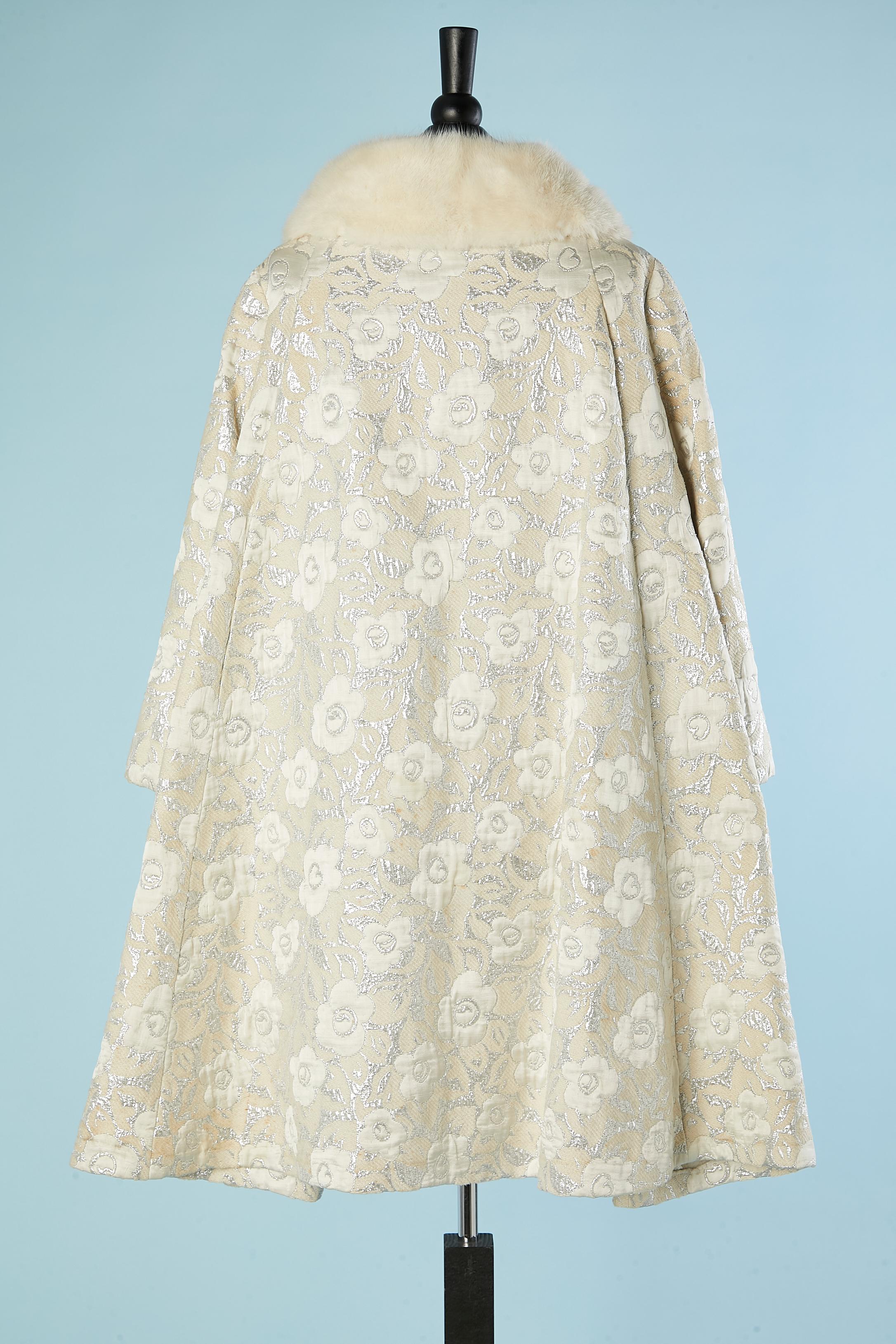 Cappotto monopetto in damasco bianco sporco e argento con collo in visone STAR Paris in vendita 1
