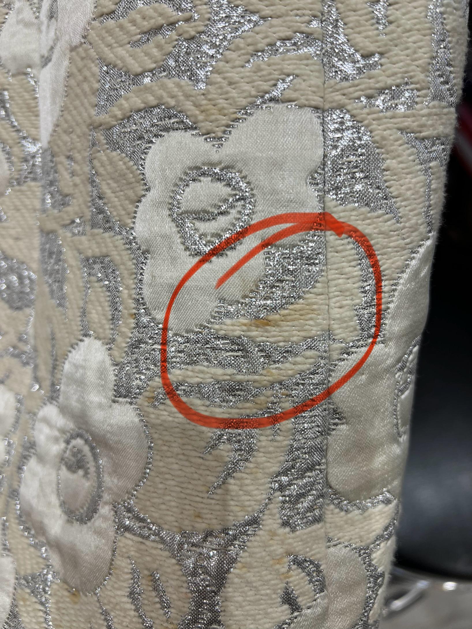 Cappotto monopetto in damasco bianco sporco e argento con collo in visone STAR Paris in vendita 3