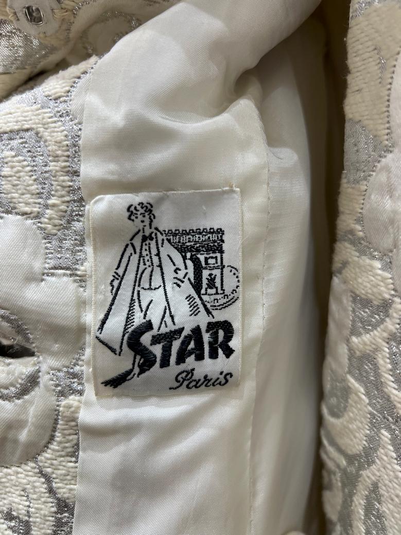 Cappotto monopetto in damasco bianco sporco e argento con collo in visone STAR Paris in vendita 4