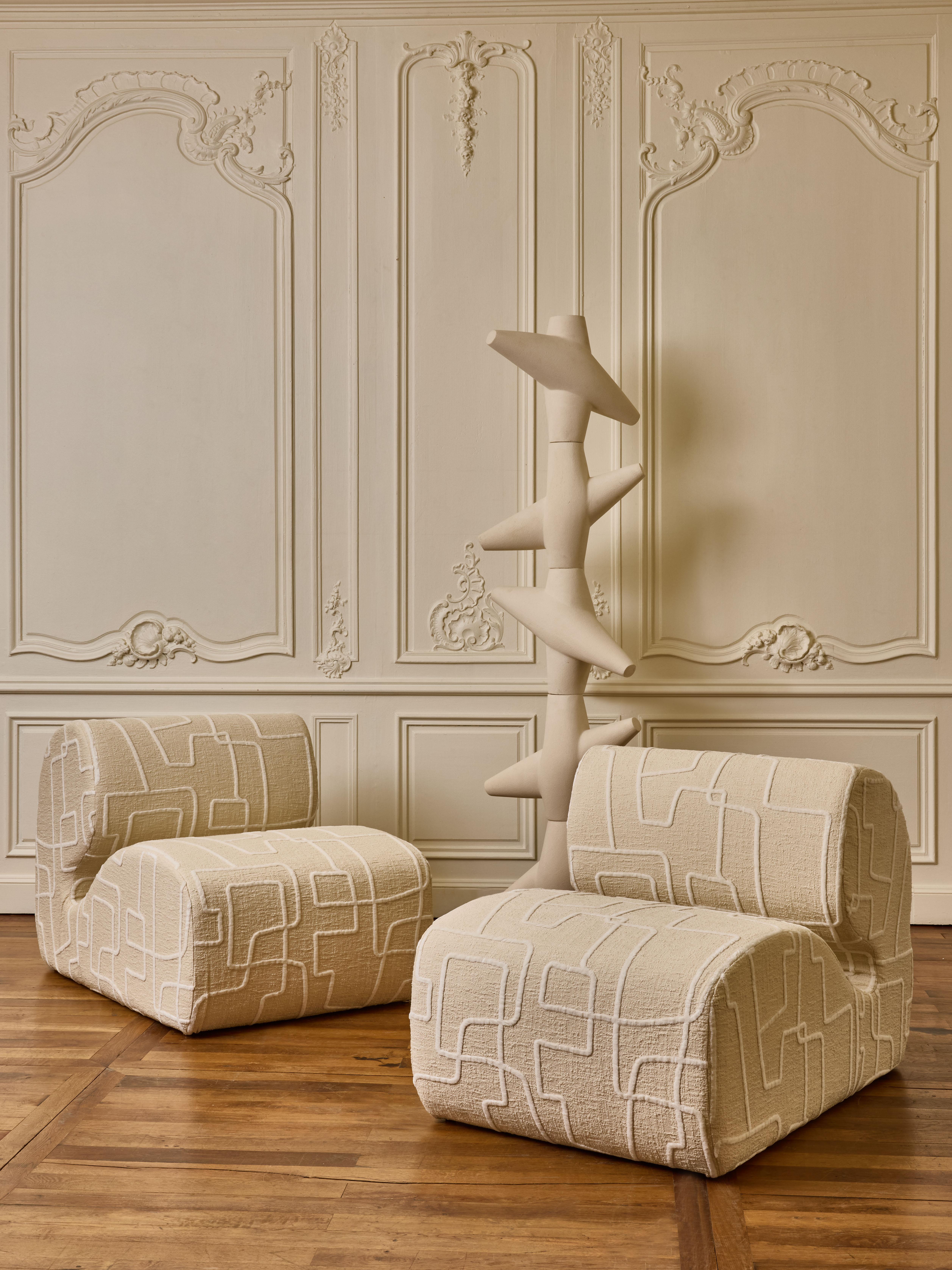 Zwei niedrige Sessel von Studio Glustin.
Frankreich, 2024