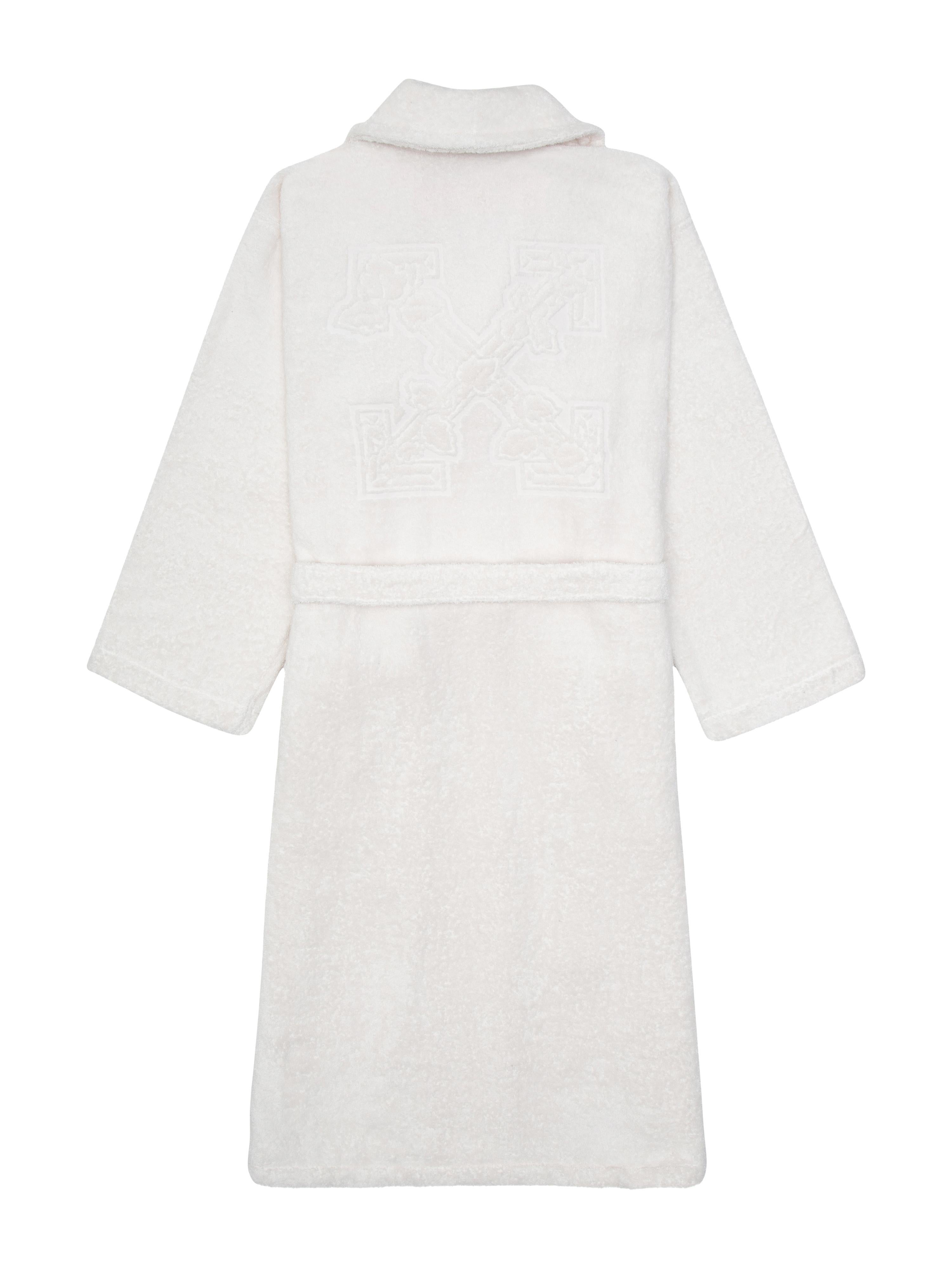 White bathrobe with jacquard leaves arrows on the back. Off-hand logo embroiedered on chest, and orange “HOME” label on the inside.
By Virgil Abloh
Dimensions: 65 W x 135 H
This item is only available to be purchased and shipped to the United