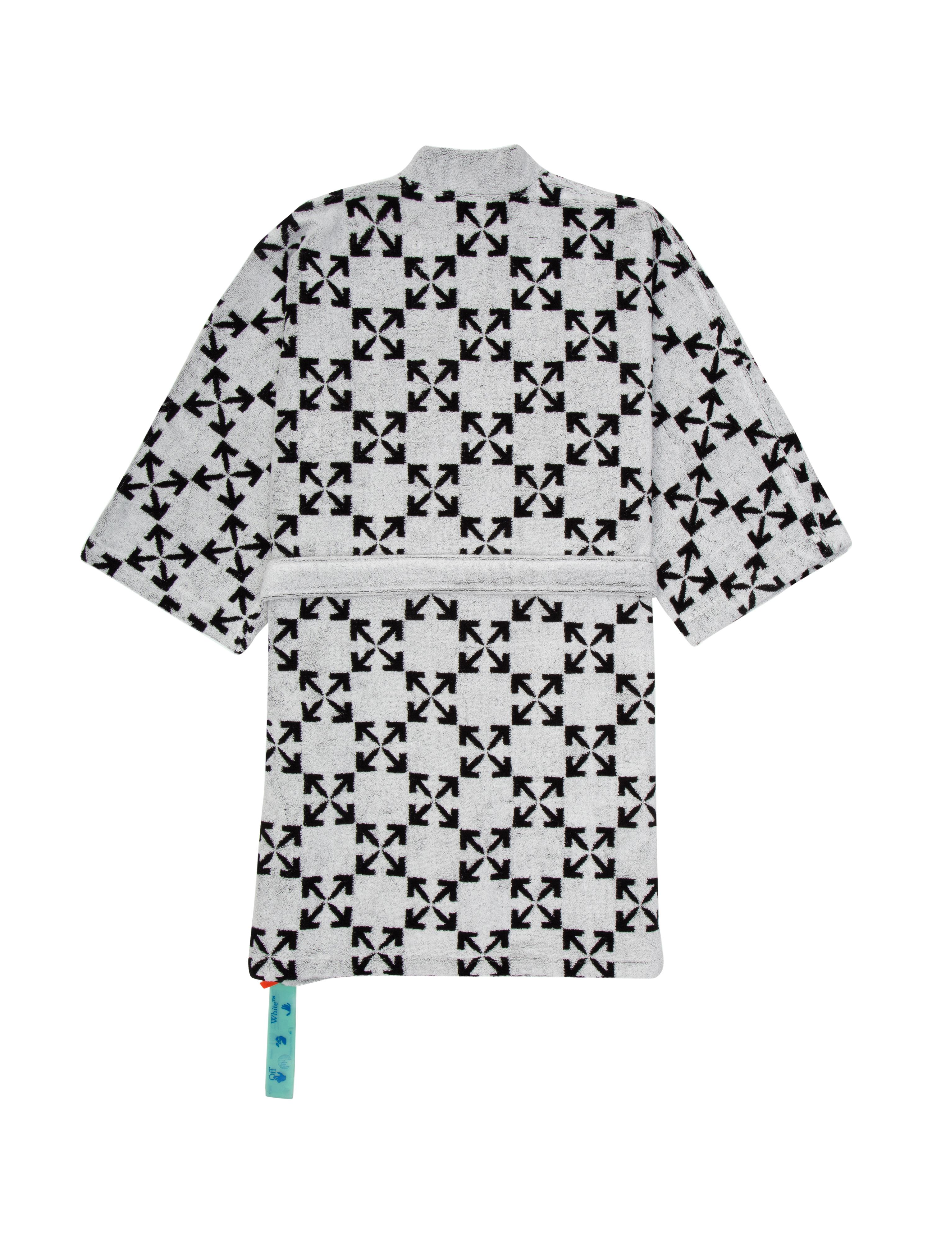 Arrow pattern kimono bathrobe. Black arrows on white base in jacquard and orange “HOME” label inside.
By Virgil Abloh
Size: L/XL
This item is only available to be purchased and shipped to the United States.
 