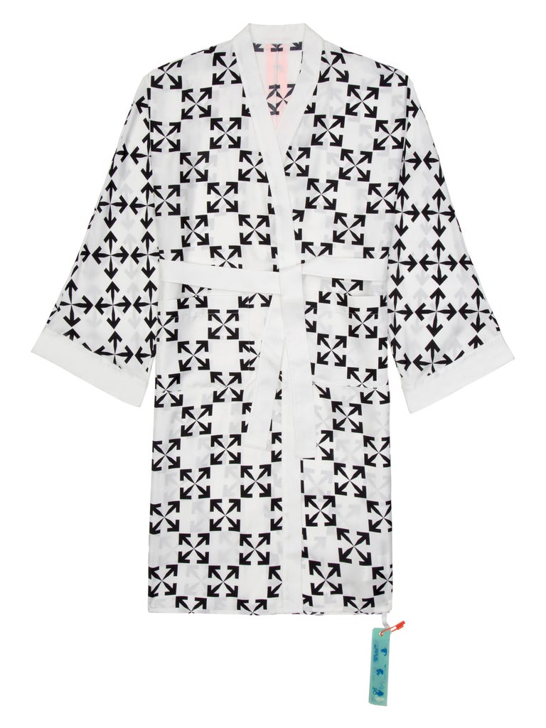 Off White Robe Off-White Arrow Pattern Robe White Black Medium For Sale at 1stDibs