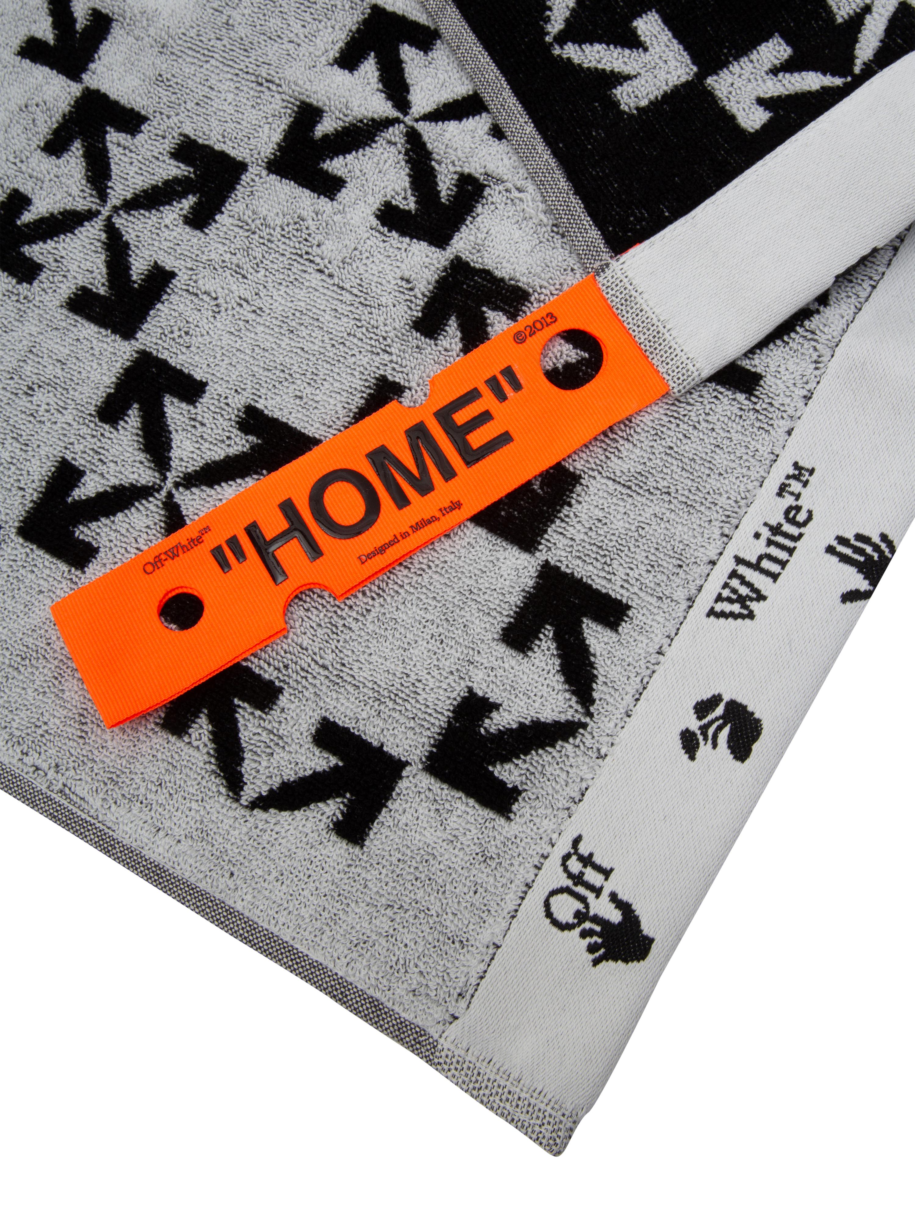 Contemporary Off-White Arrow Pattern Towel Set White Black For Sale