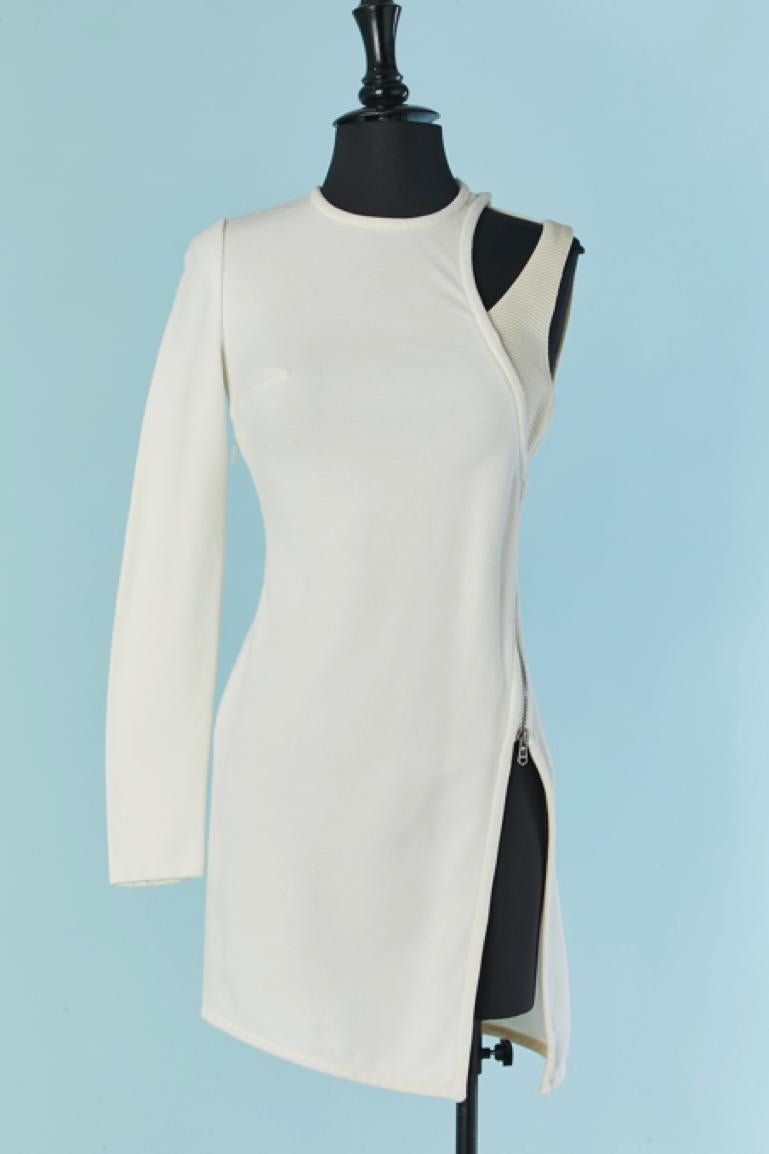 Abito da cocktail asimmetrico bianco sporco con zip e tirazip con marchio sul lato sinistro.  Composizione del tessuto principale: 77% rayon, 20% lana, 3% elastan. Secondo tessuto (tracolla singola a righe): 44% nylon, 34% rayon, 16% seta con fodera