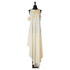 Off-white asymmetrical sleeveless drag-dress with flowers appliqué