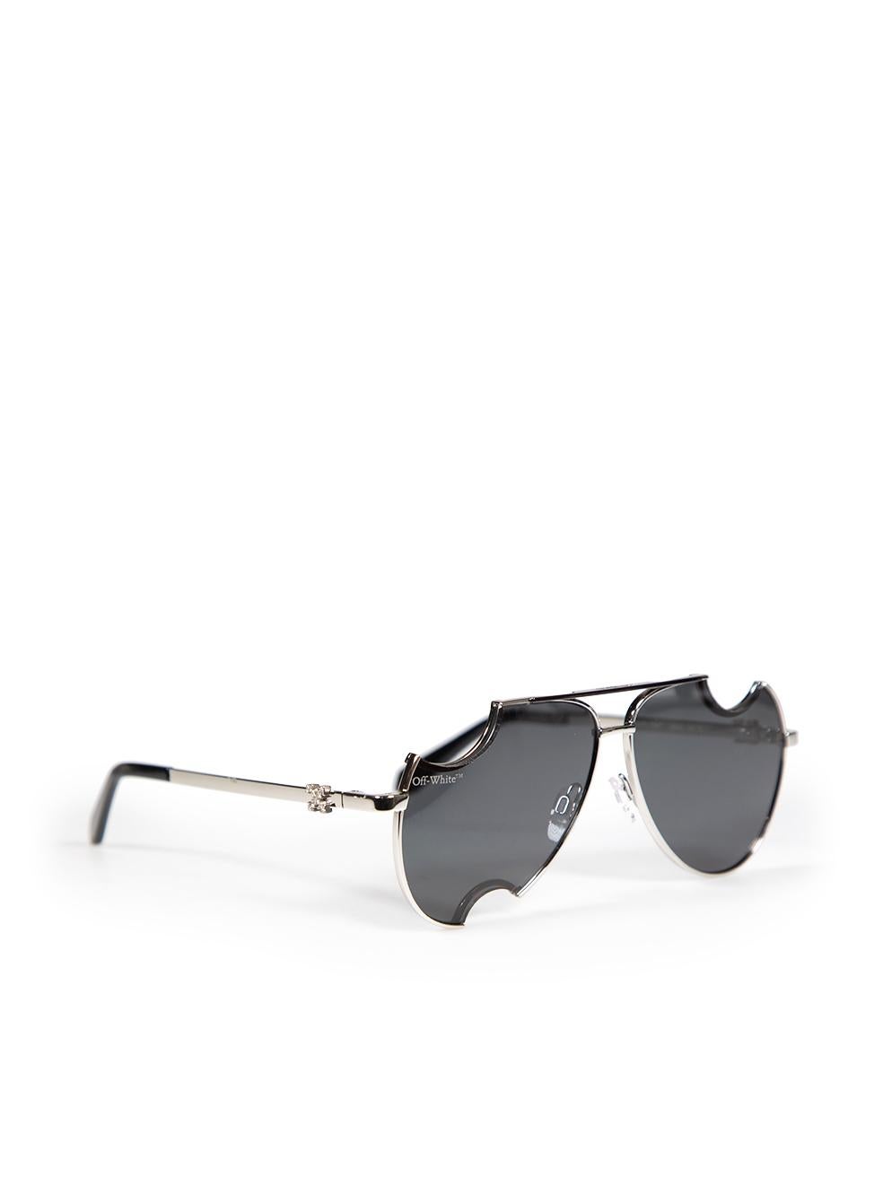 CONDITION is Very good. Minimal wear to the sunglasses is evident. Scratching to both temples and both lenses on this used Off-White designer resale item. This pair of sunglasses comes in the original dust bag.



Details


Model: Dallas