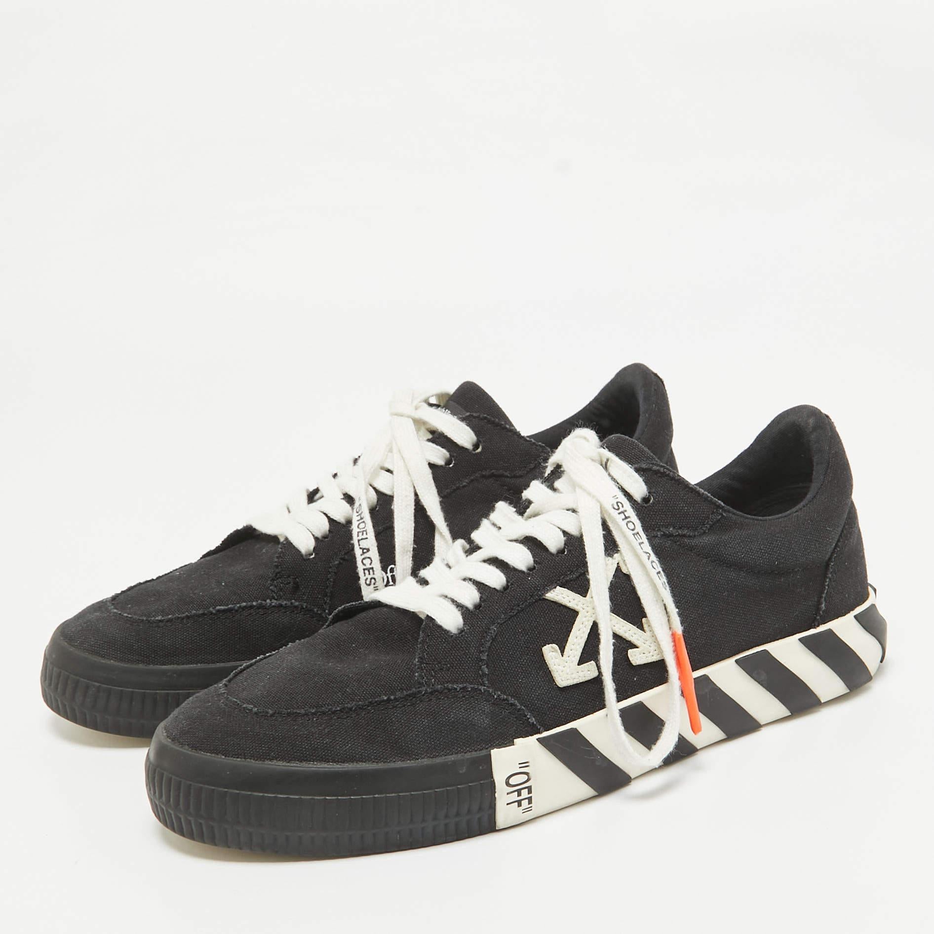 Eleva il tuo gioco di calzature con queste sneakers nere di Off White. Combinando un'estetica di alto livello e un comfort senza pari  queste sneakers sono un esempio di lusso quotidiano.