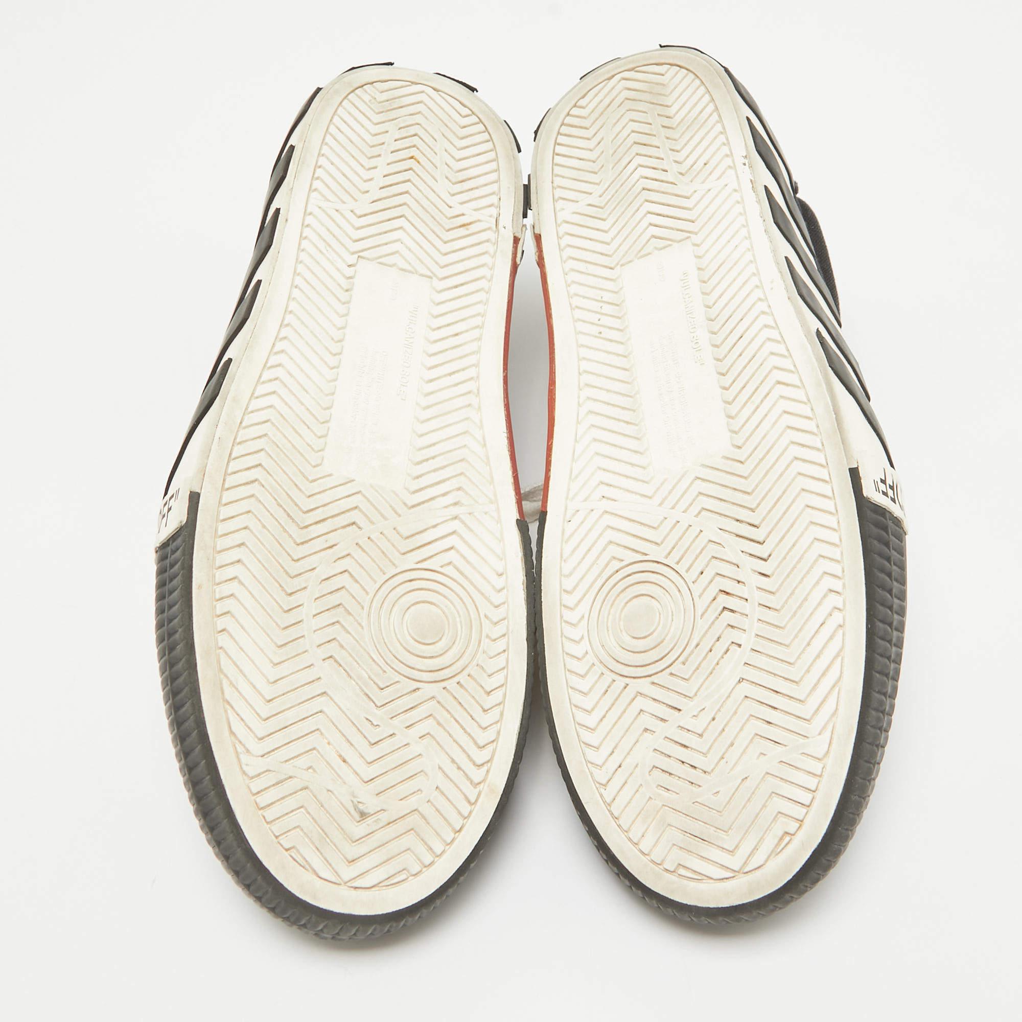 Off-White - Scarpe da ginnastica in tela nera con lacci vulcanizzati Taglia 42 in vendita 1