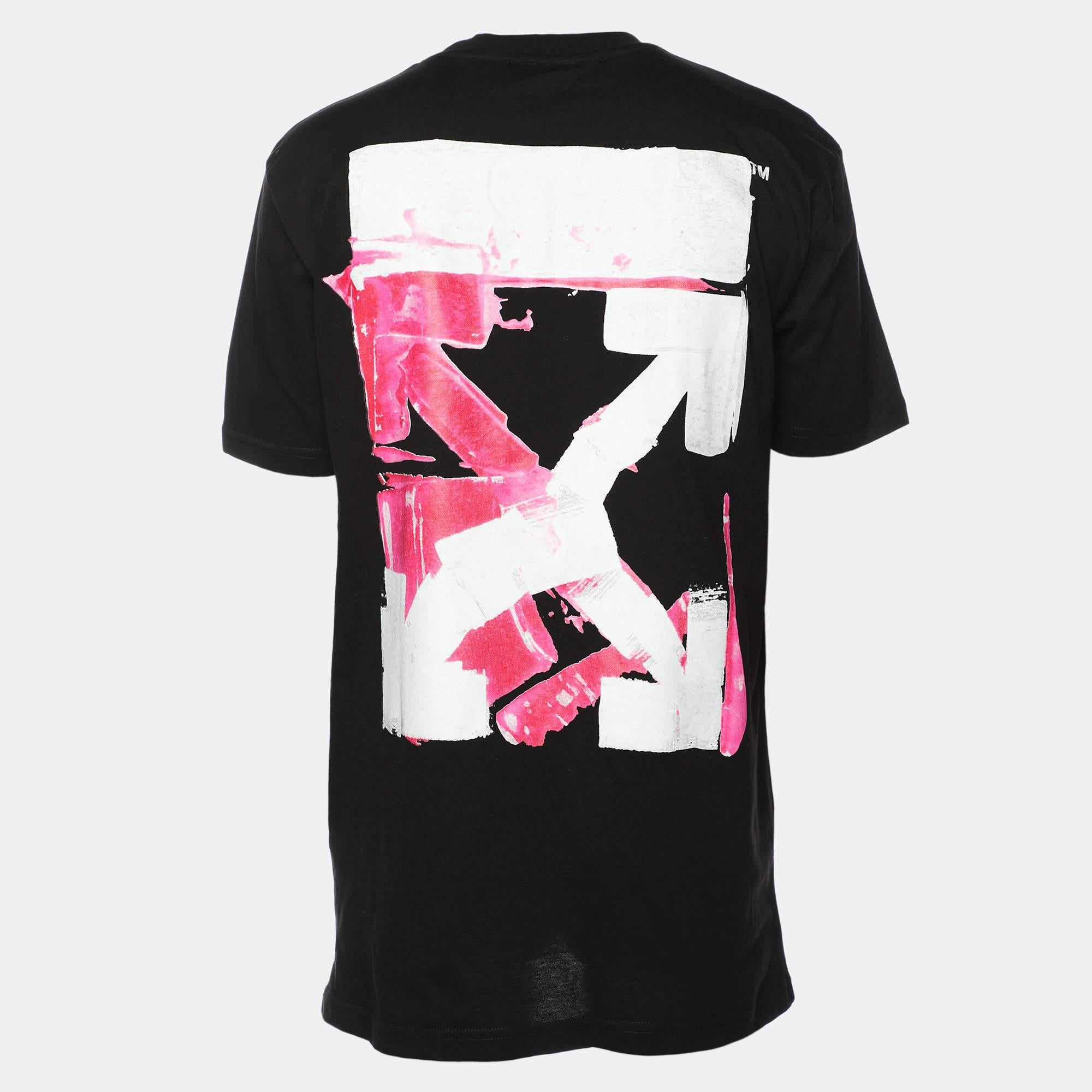 Off White gives a stylish spin to the simple round neck T shirt with this piece. It is made of cotton in a short sleeve design and the look is elevated with prints.