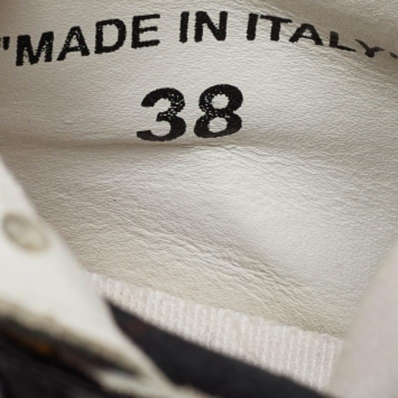 Presentate in una silhouette classica, queste sneakers Off-White sono una combinazione perfetta di lusso, comfort e stile. Queste sneakers sono progettate con dettagli firmati e solette confortevoli.