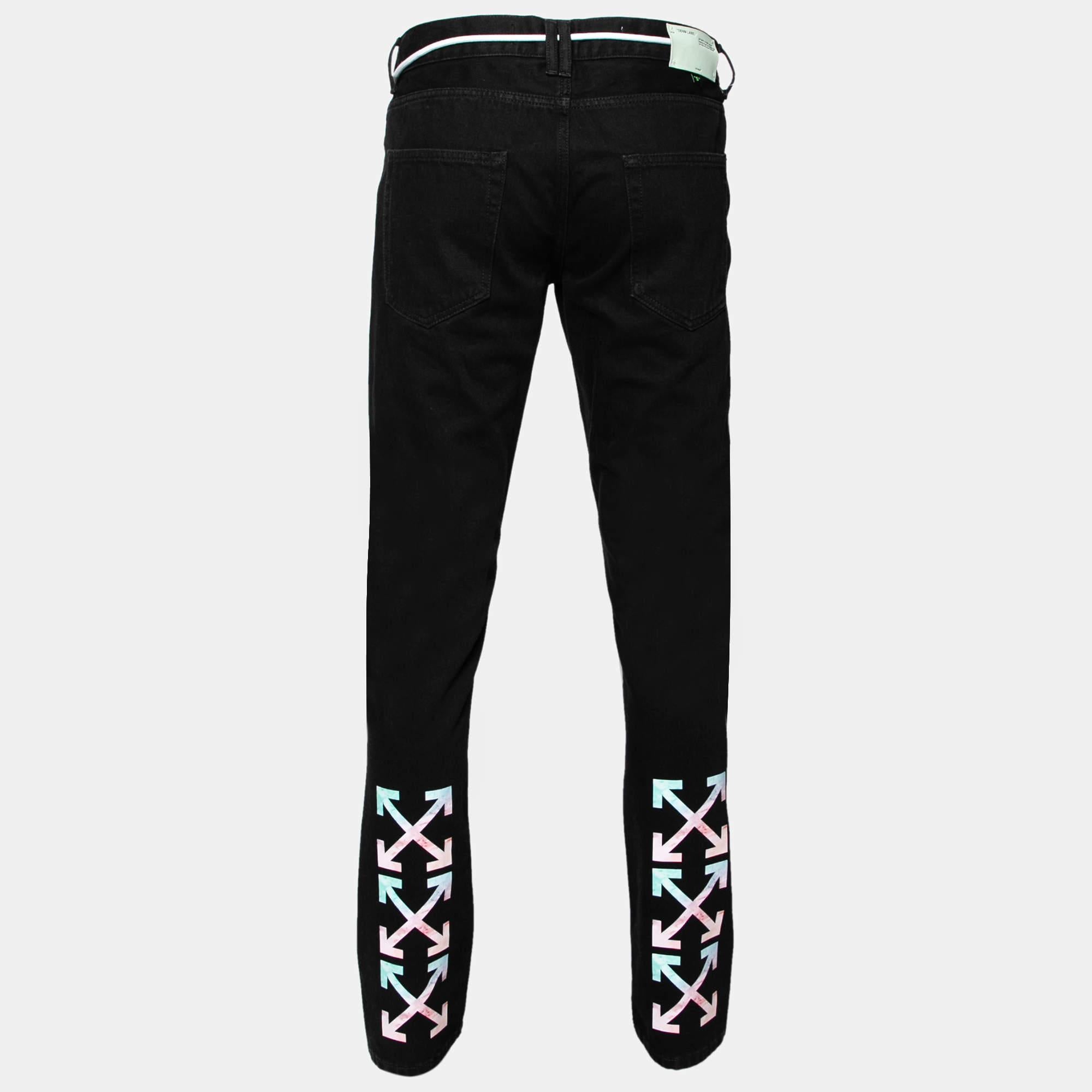 Be fashionable this season by flaunting this pair of jeans by Off-White. Style this pair in a black hue with a t-shirt and sneakers for a dapper look. Stand apart from the crowd by wearing this pair of arrow-printed jeans, designed with a drawstring